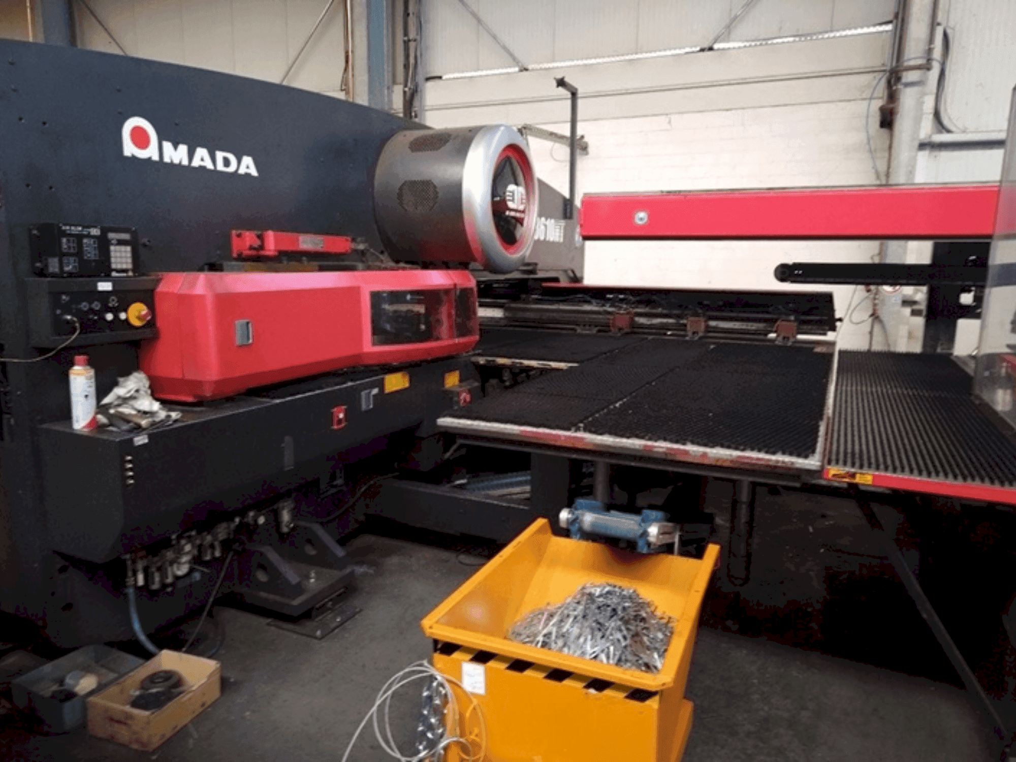A AMADA EMZ 3510 NT gép elölnézete