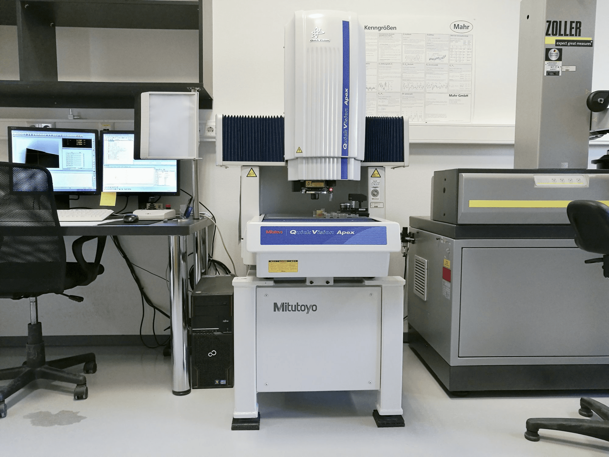 A Mitutoyo QVT1-X302PIL-C gép elölnézete