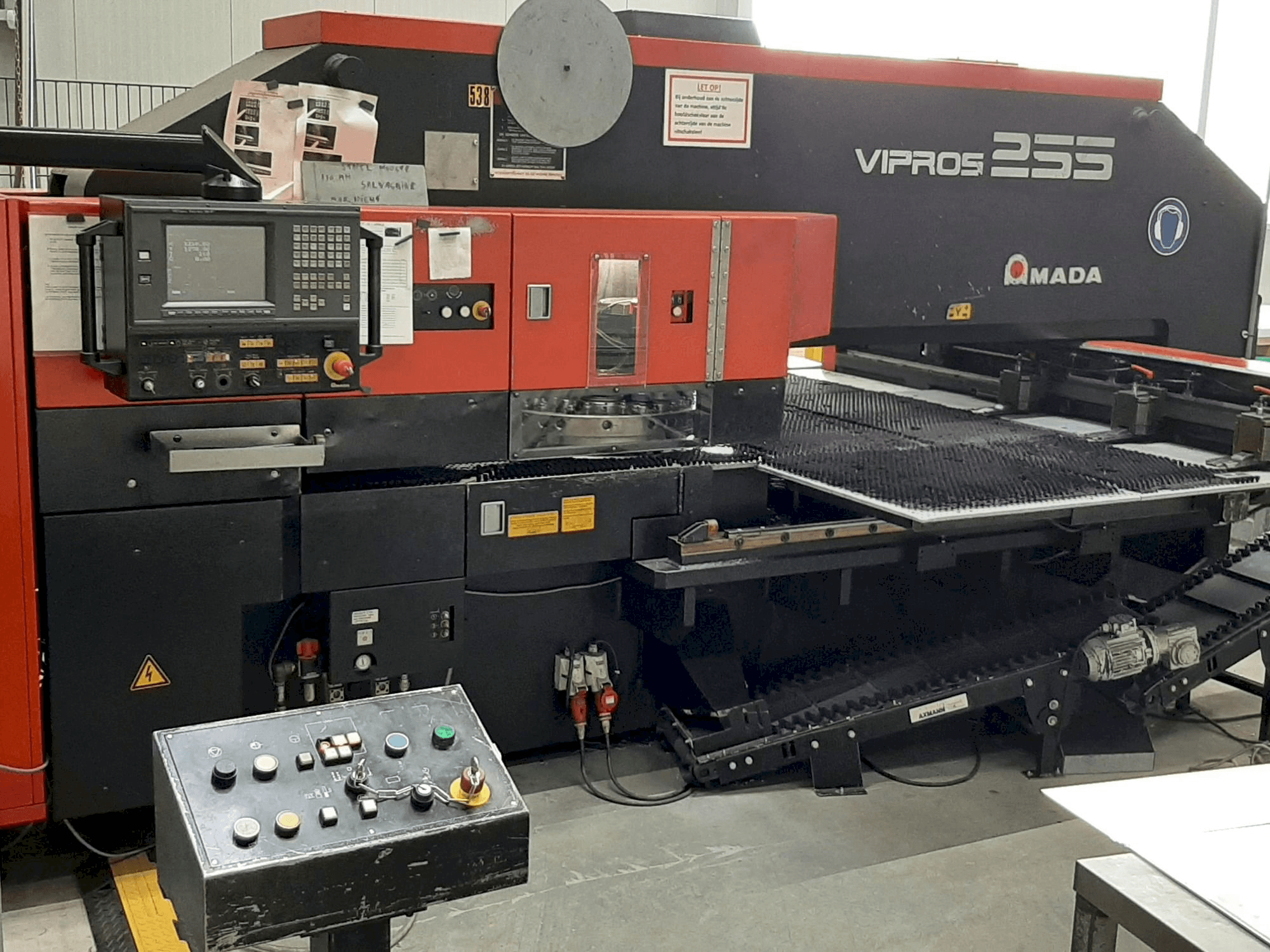 A AMADA VIPROS 255 gép elölnézete