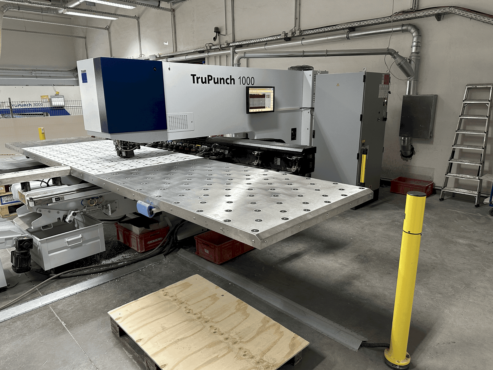 A TRUMPF TruPunch 1000 gép elölnézete