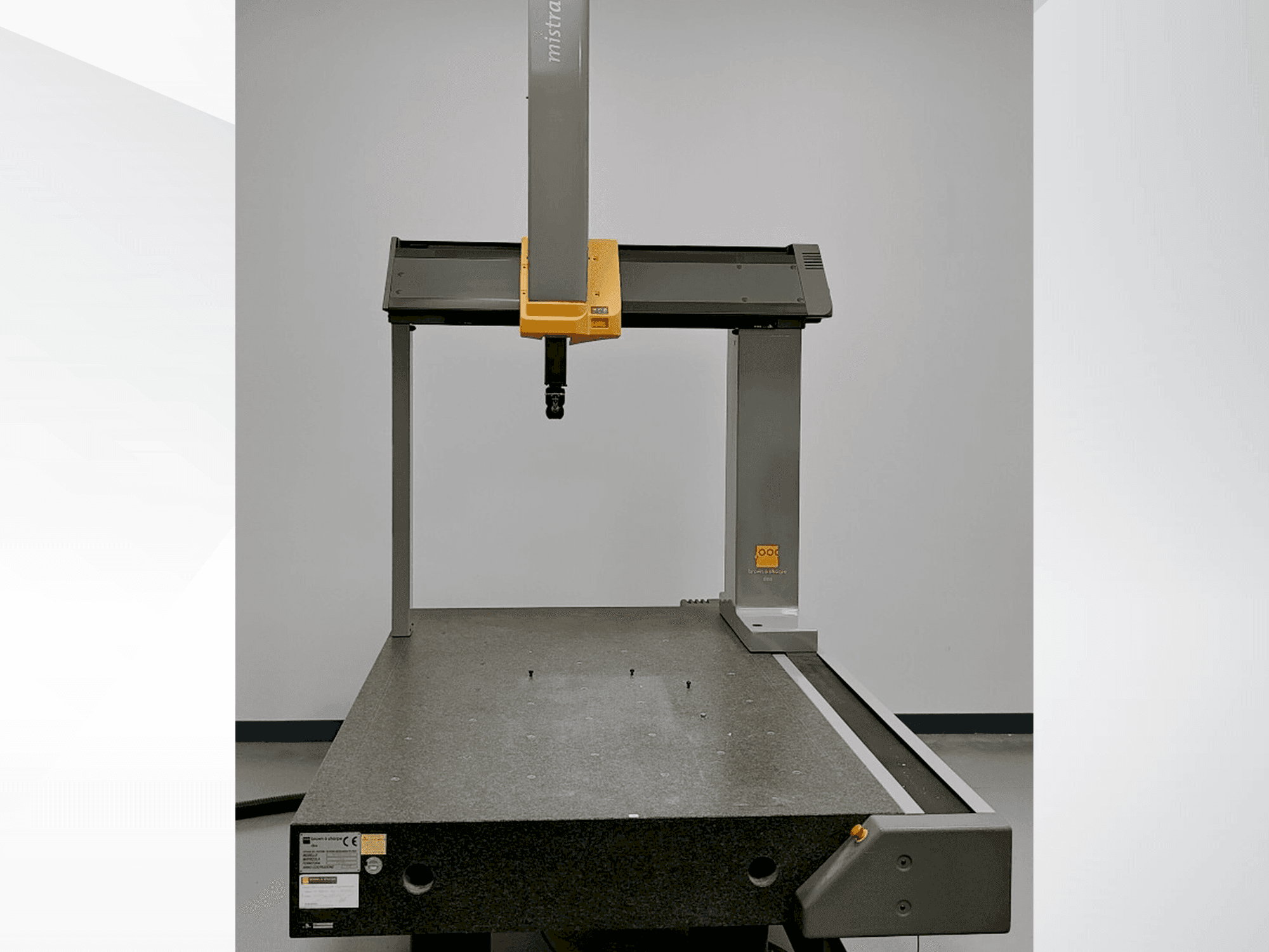 A BROWN & SHARPE Mistral gép elölnézete