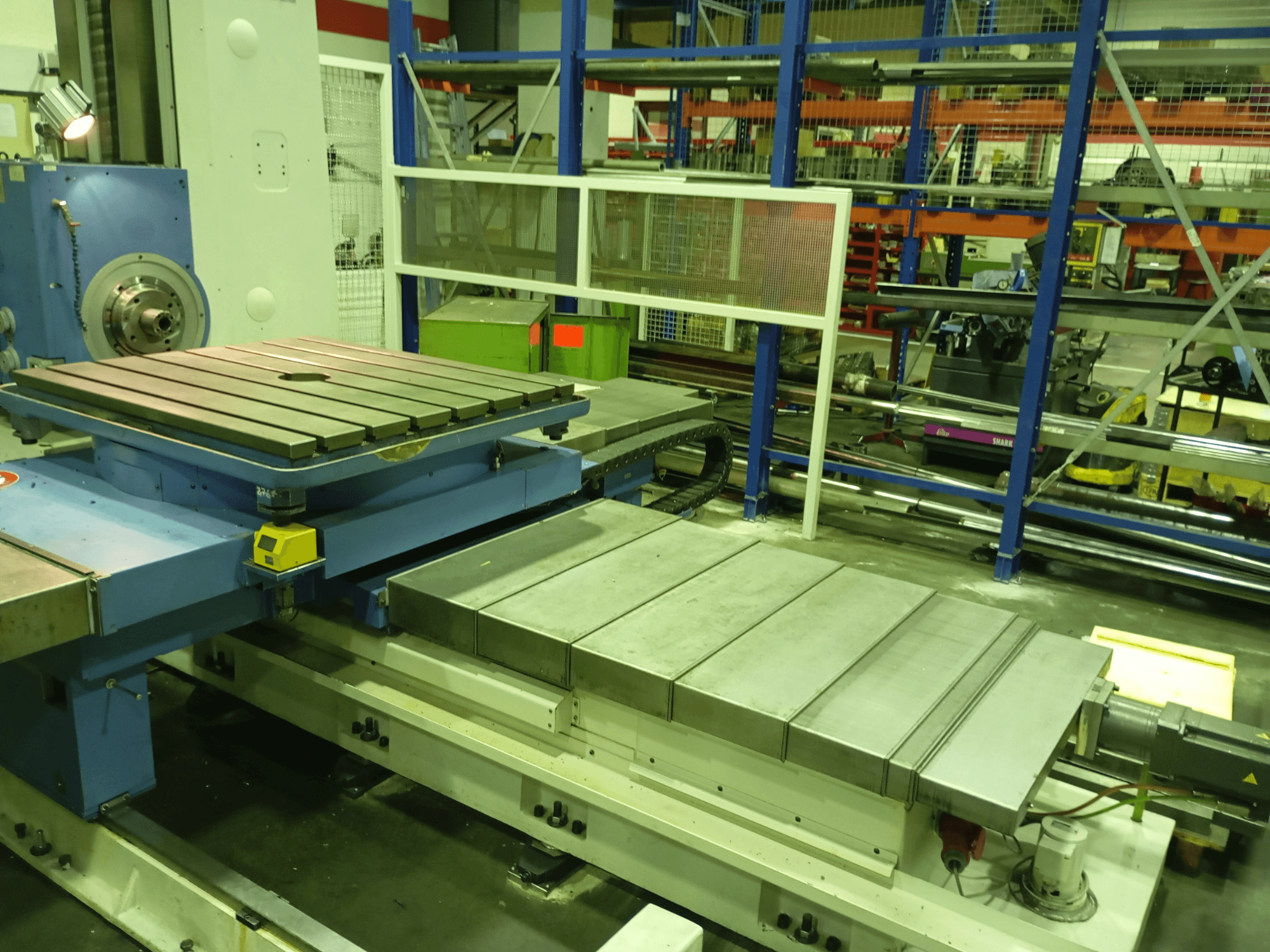 Union Karl Marx Stadt BFT90/5 MSC fúrógép, elölnézet; nagyméretű lapos asztallal, motoros talppal és fémszerkezettel rendelkezik.