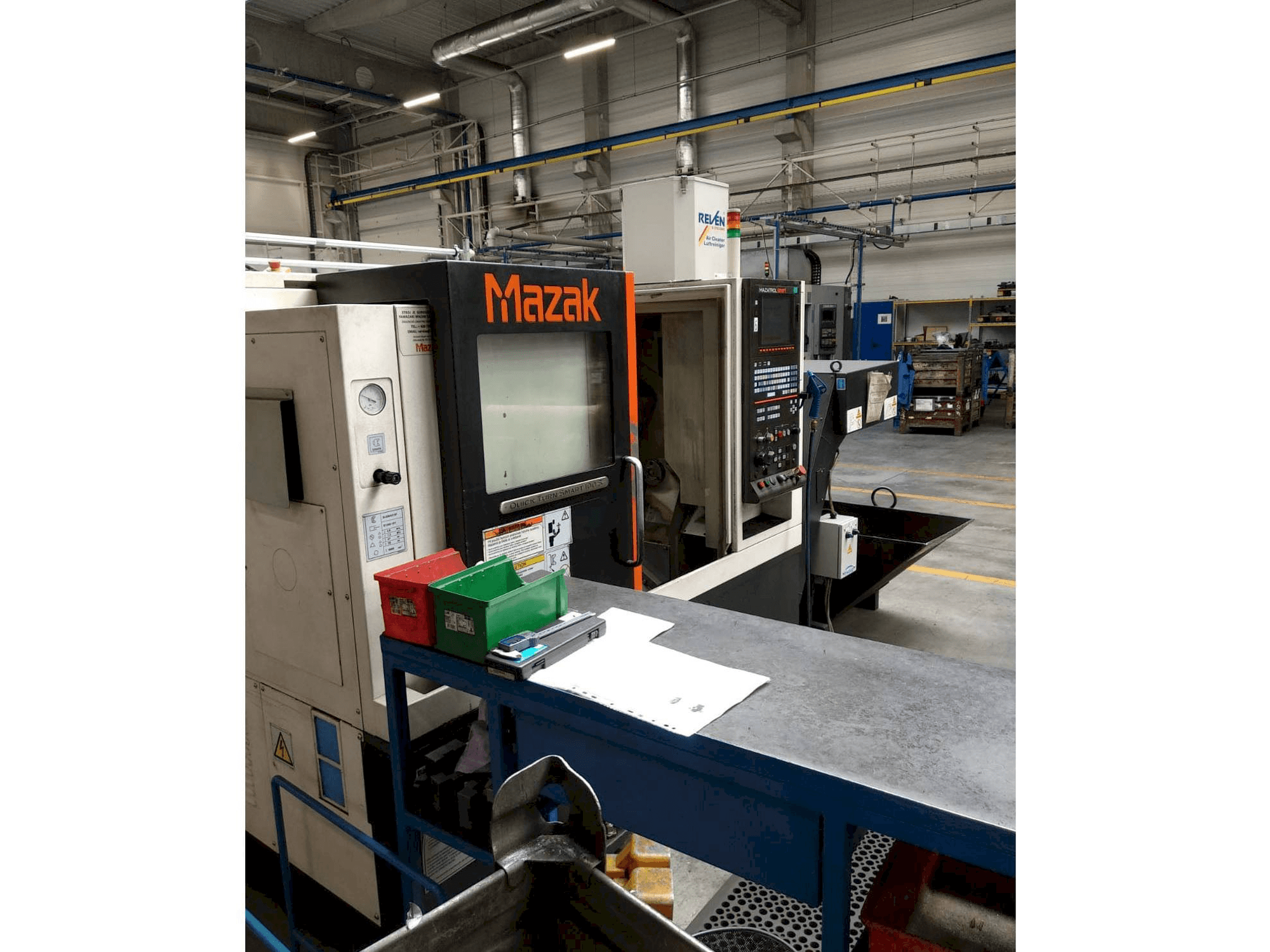 A Mazak Quick Turn Smart 100 S gép elölnézete