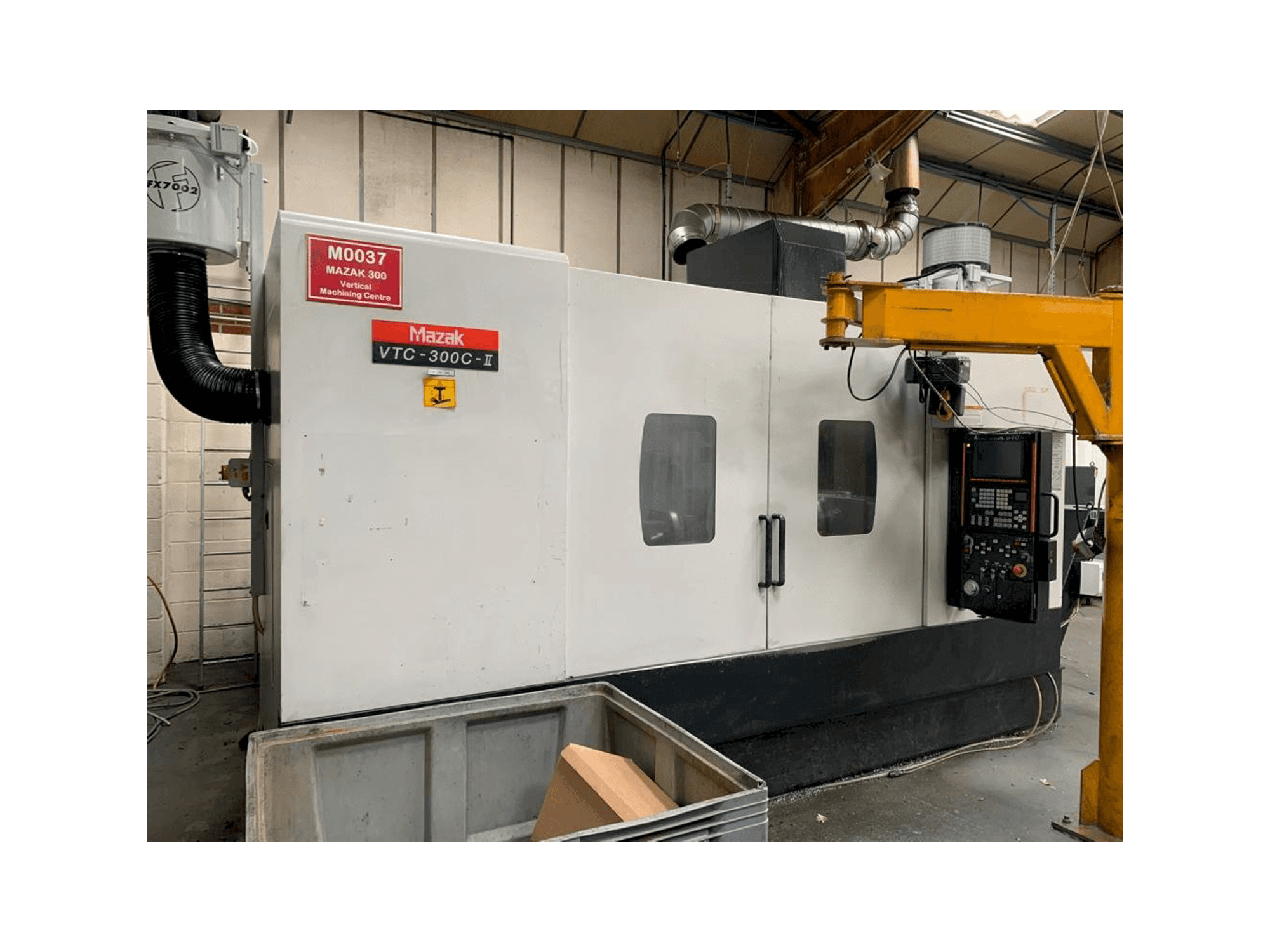 A Mazak VTC-300C-II gép elölnézete