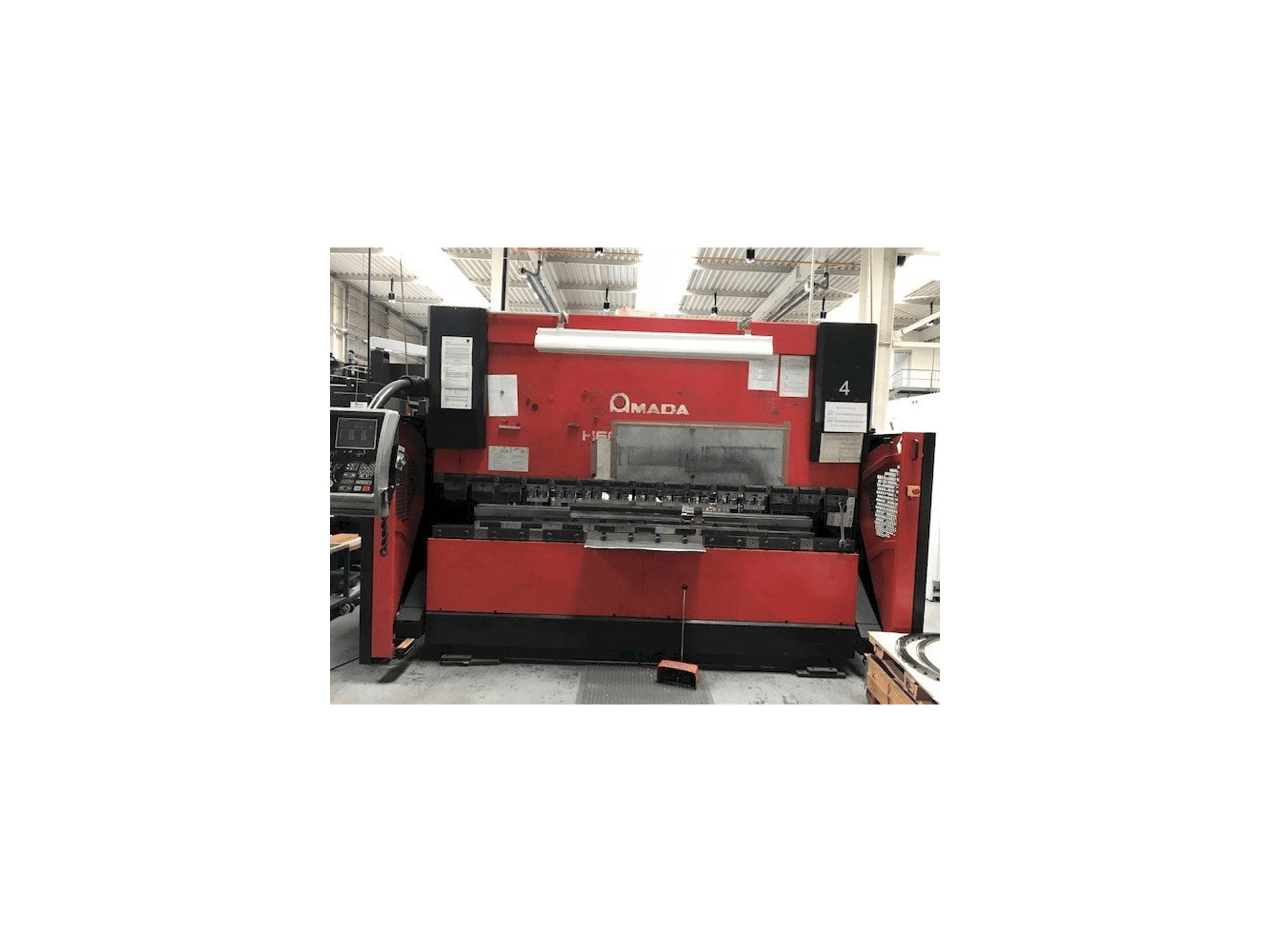 A AMADA HFE 100-3 gép elölnézete