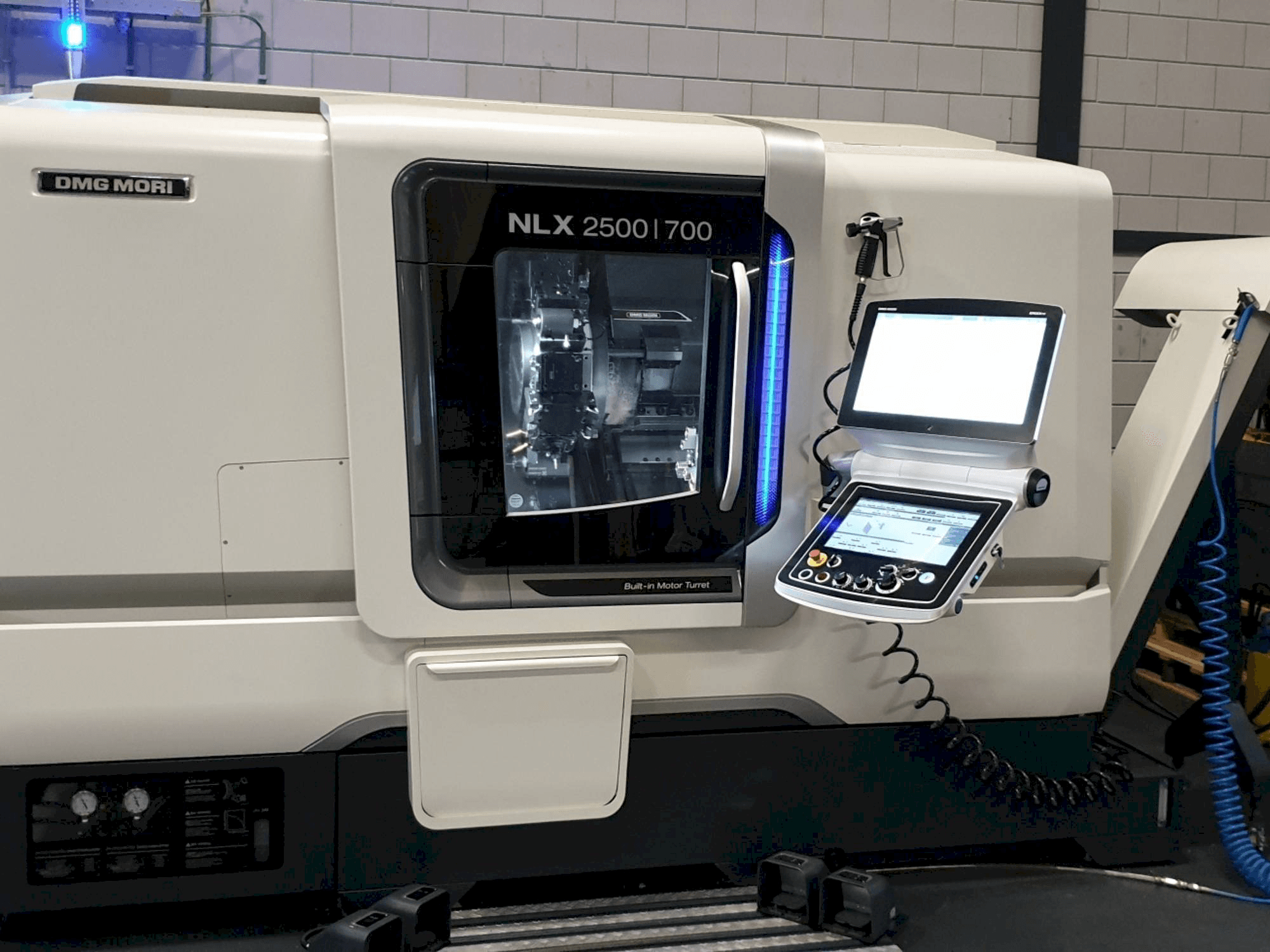 A DMG MORI NLX2500 / 700 SY gép elölnézete