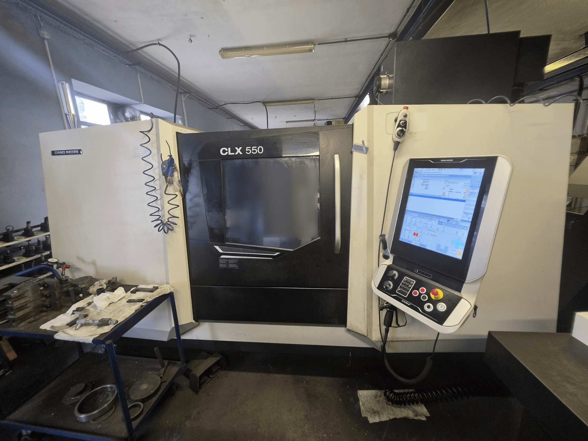 DMG MORI CLX 550 V3 vízszintes eszterga, elölnézet, amelyen látható a vezérlőpanel és a szerszámokkal ellátott munkaterület.
