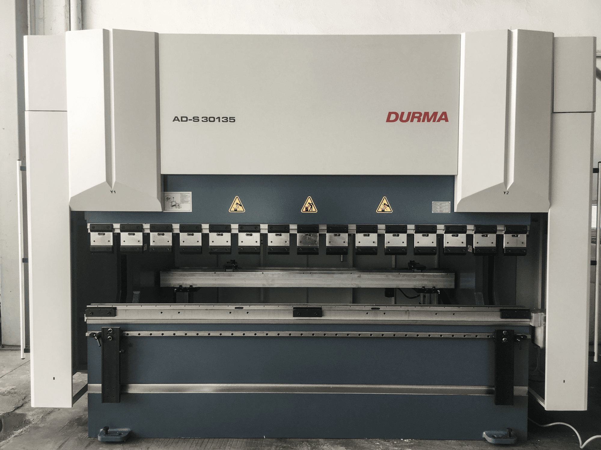A Durma AD-S 30135 gép elölnézete