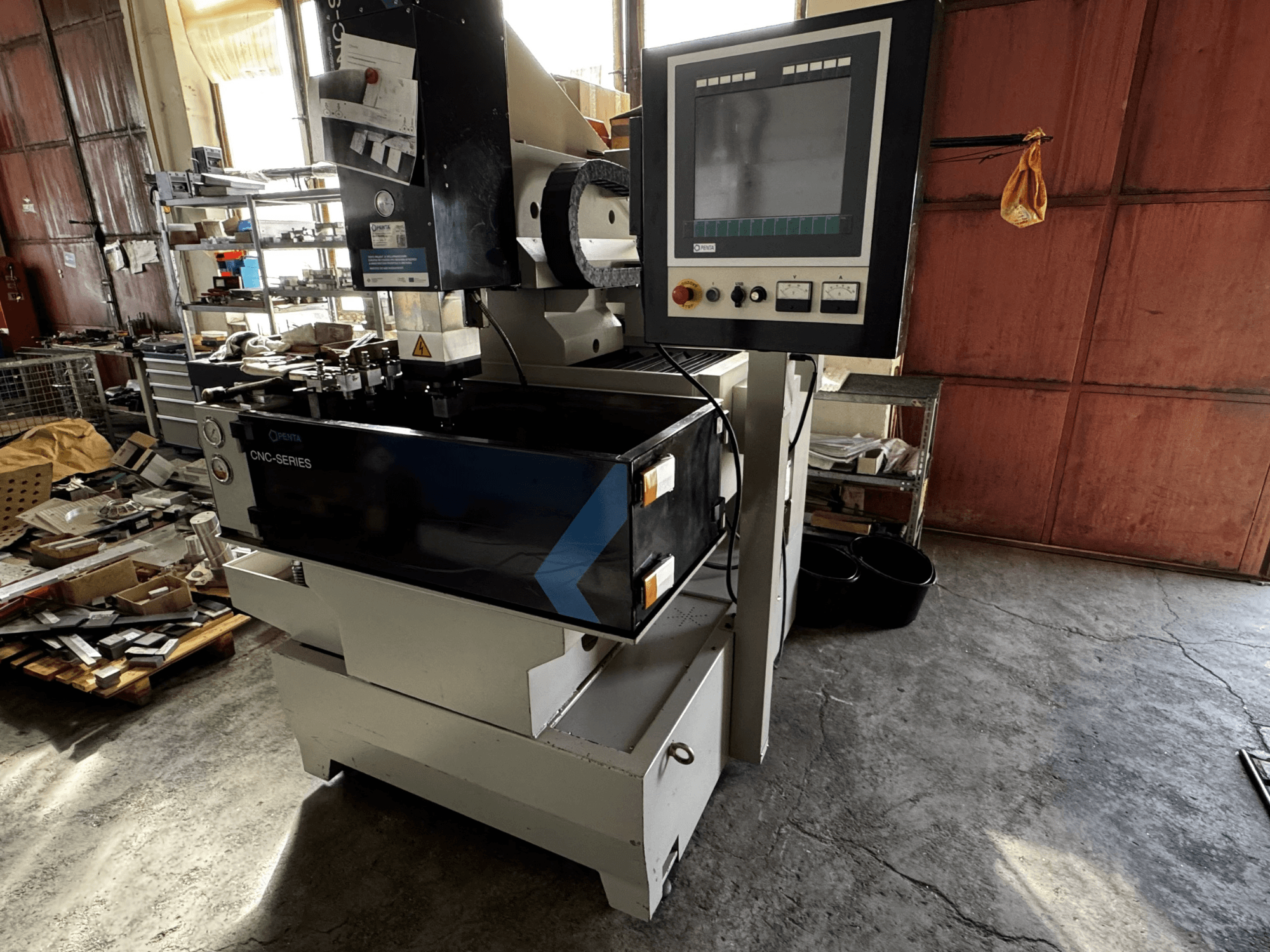 PENTA 433GS CNC süllyesztéses süllyesztéses EDM gép, elölnézet. Megjelenik a vezérlőpanel, az elektródatartó és a fémből készült munkaasztal.