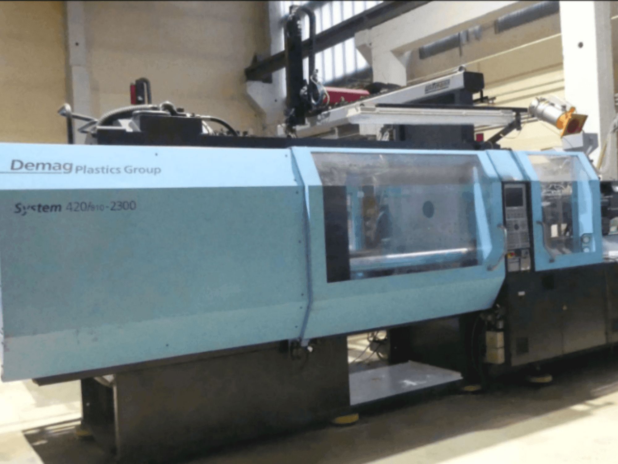 A DEMAG Ergotech 420/810-2300 gép elölnézete