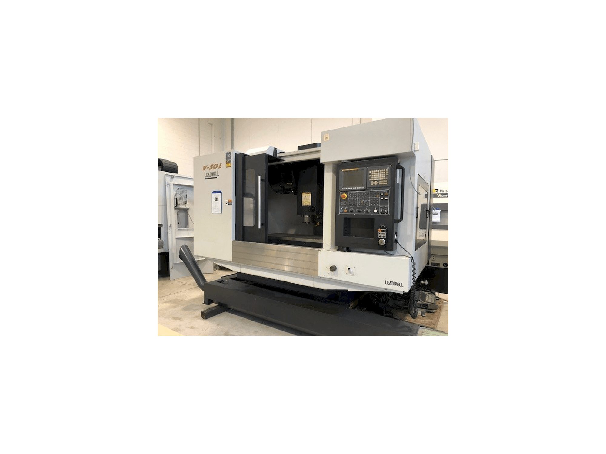 A Leadwell V50L gép elölnézete