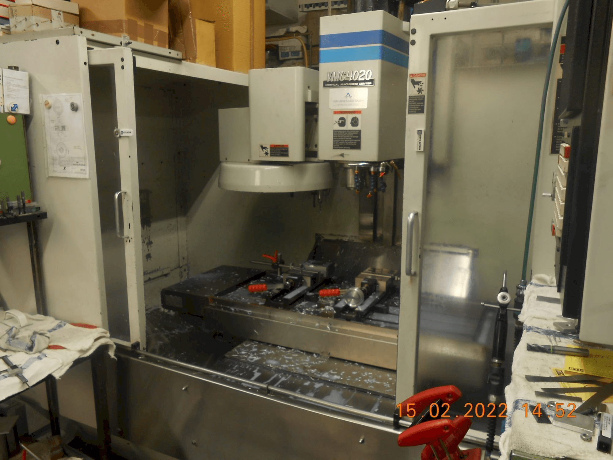 A FADAL CNC Bearbeitungszentrum VMC 4020 gép elölnézete
