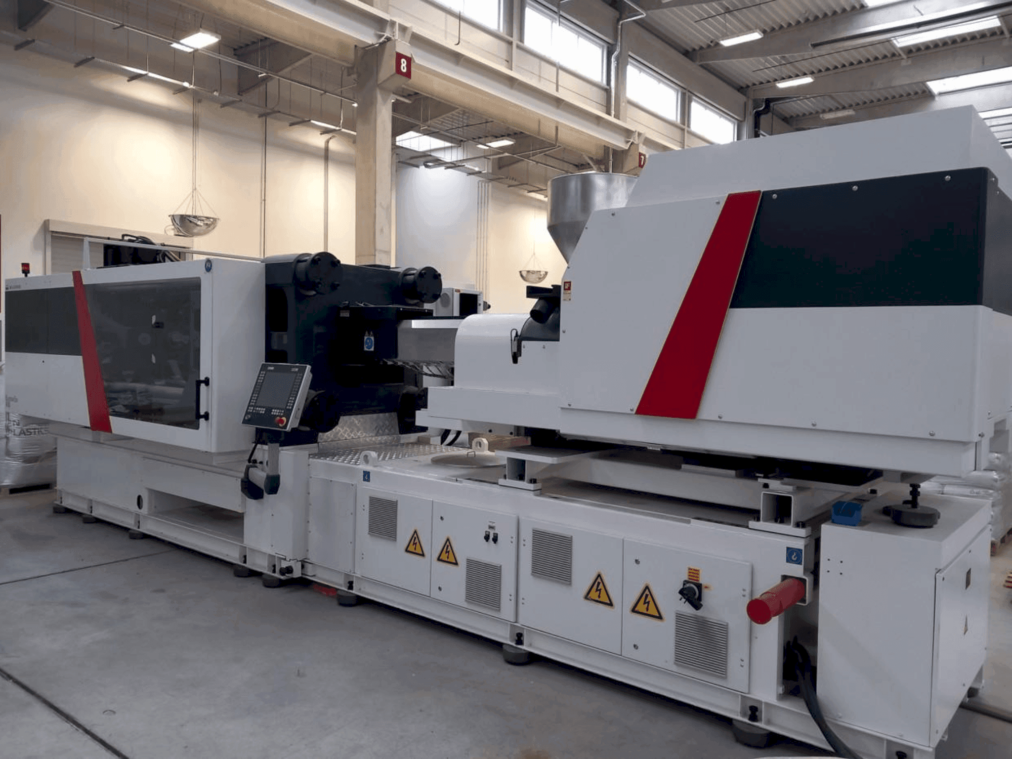 A Milacron Elektron Evo 450 gép elölnézete