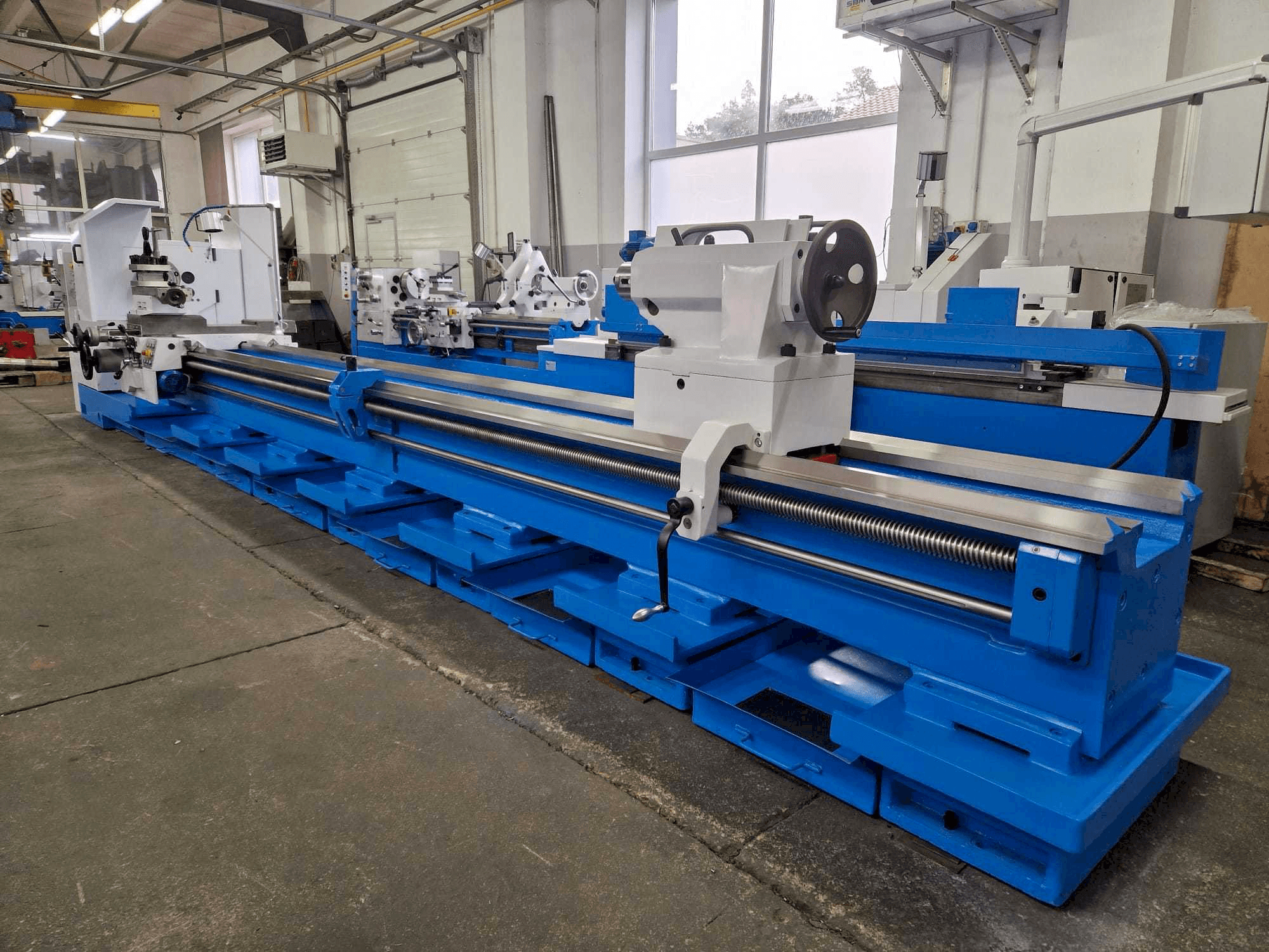 A Poreba TPK 90 x 6000 gép elölnézete