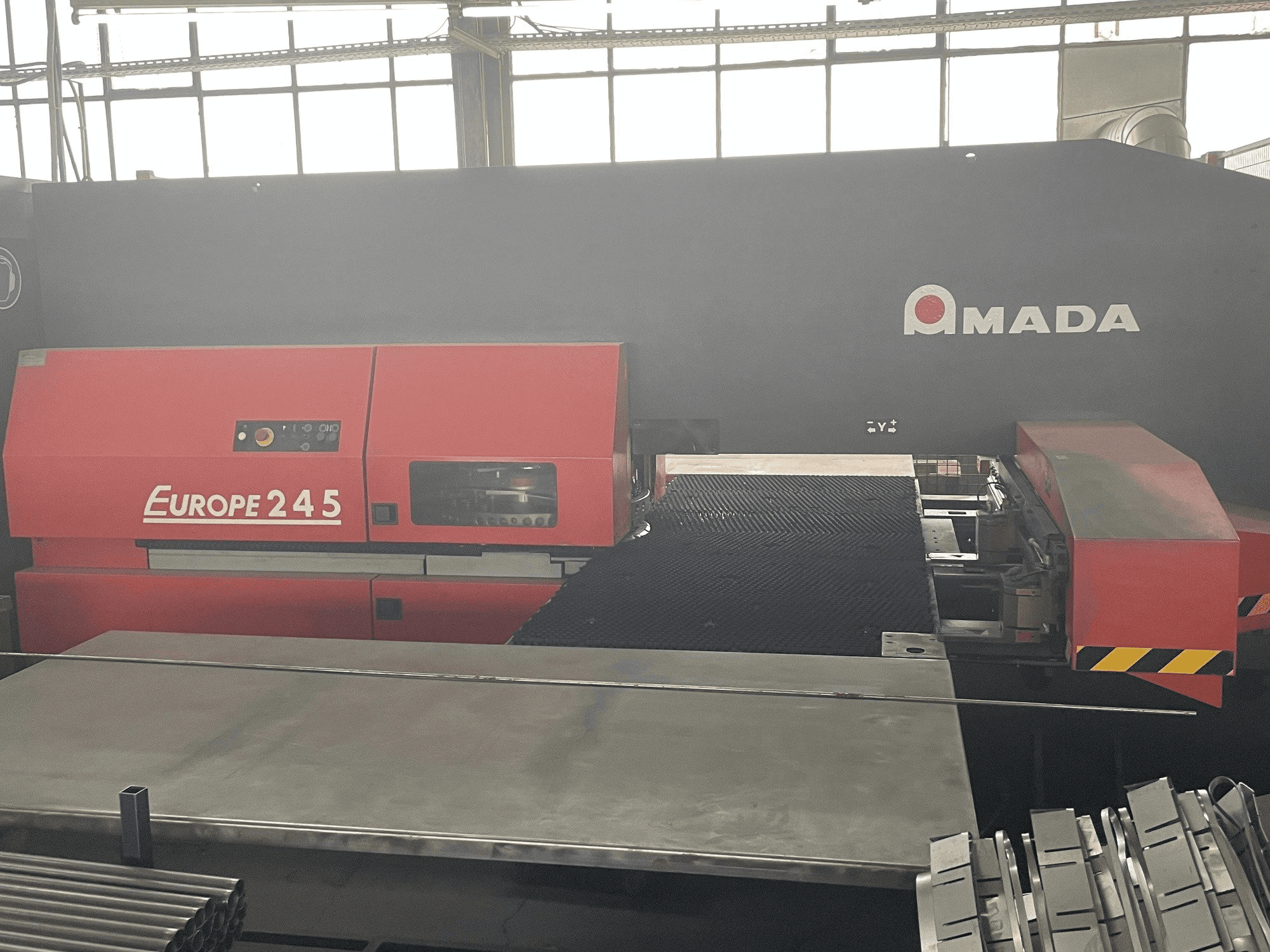 A AMADA Europe 245 gép elölnézete