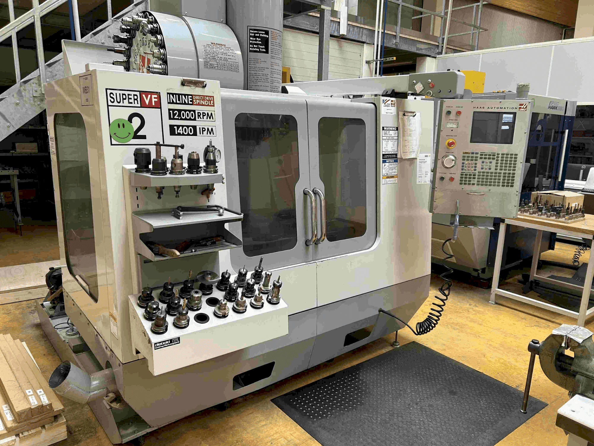 A HAAS VF-2SSHE gép elölnézete
