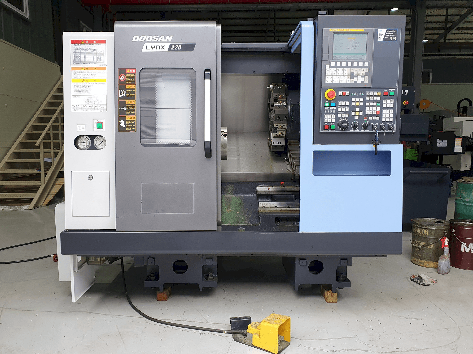 A Doosan LYNX220C gép elölnézete