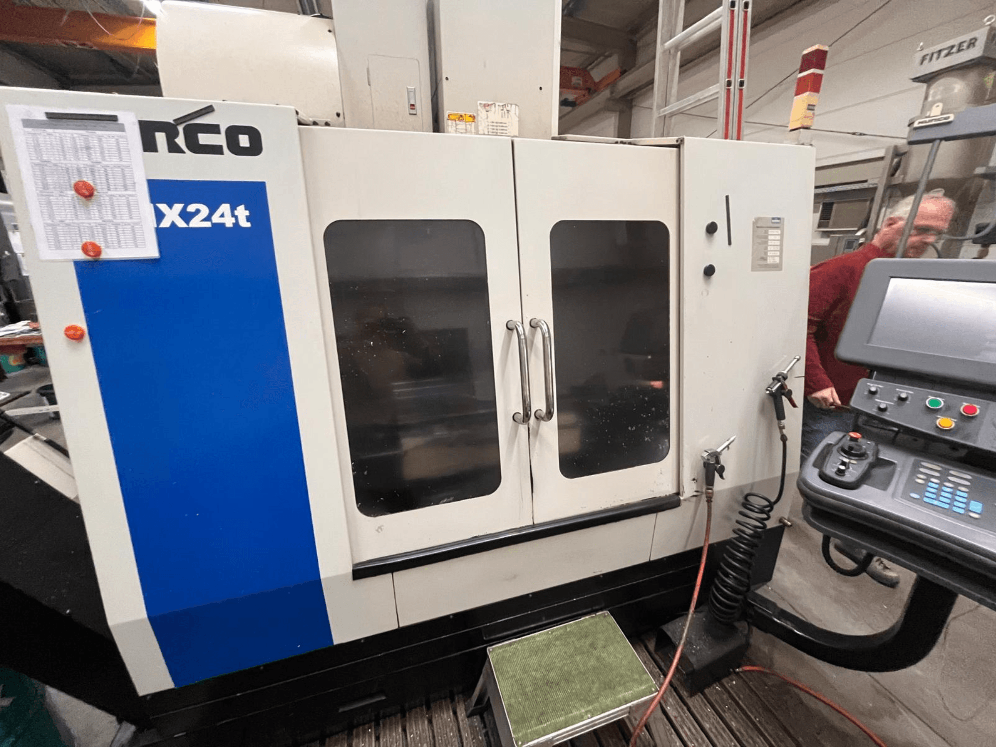 Hurco függőleges megmunkálóközpont, VX24t modell, szemből, vezérlőpanellel és átlátszó ajtókkal.