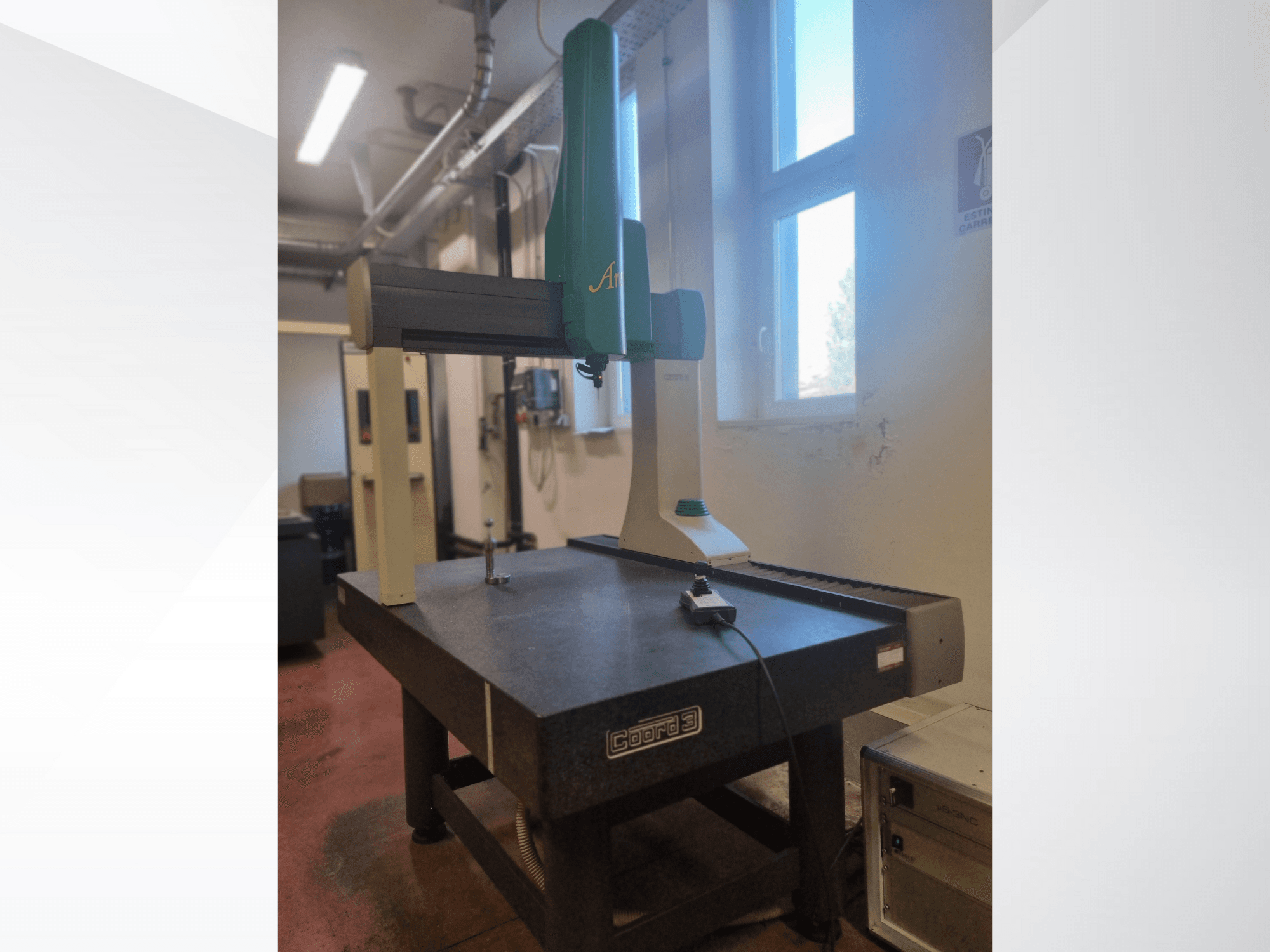 GOM Atos 3D szkenner elölnézetből egy gránit mérőasztalon, látható kábellel és vezérlőberendezéssel.