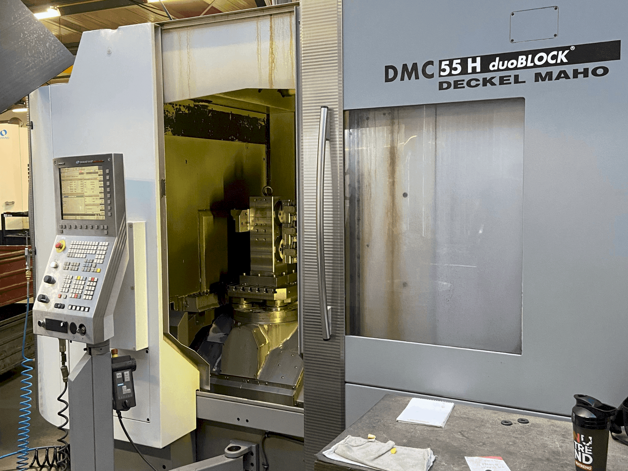 A DECKEL MAHO DMC 55H duoBlock (2007) gép elölnézete