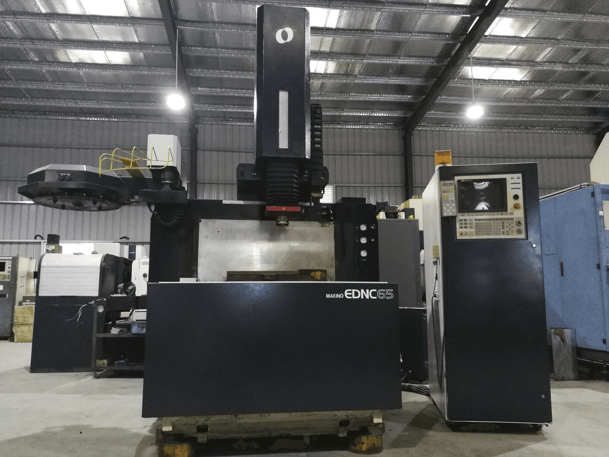 A Makino EDNC65 gép elölnézete