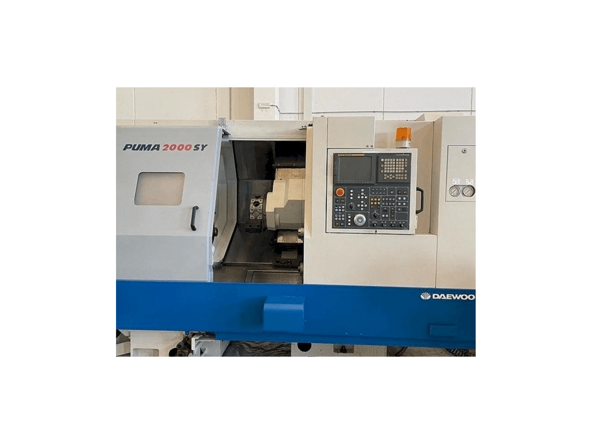 A Doosan Puma 2000SY gép elölnézete