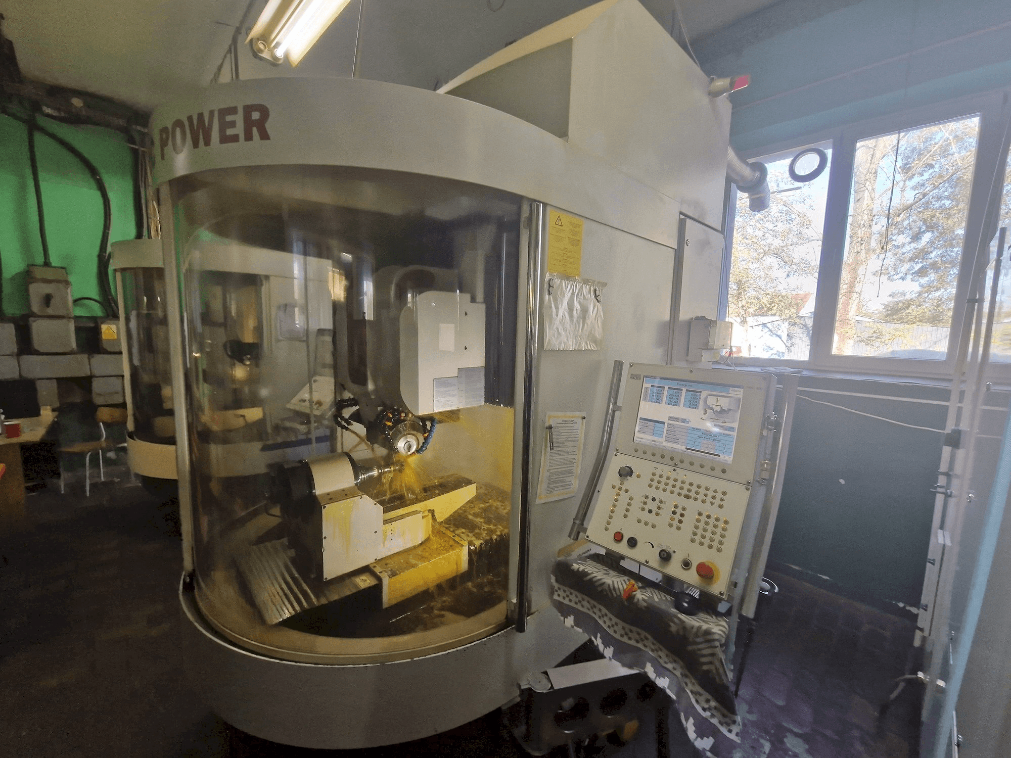 A WALTER Helitronic Power gép elölnézete