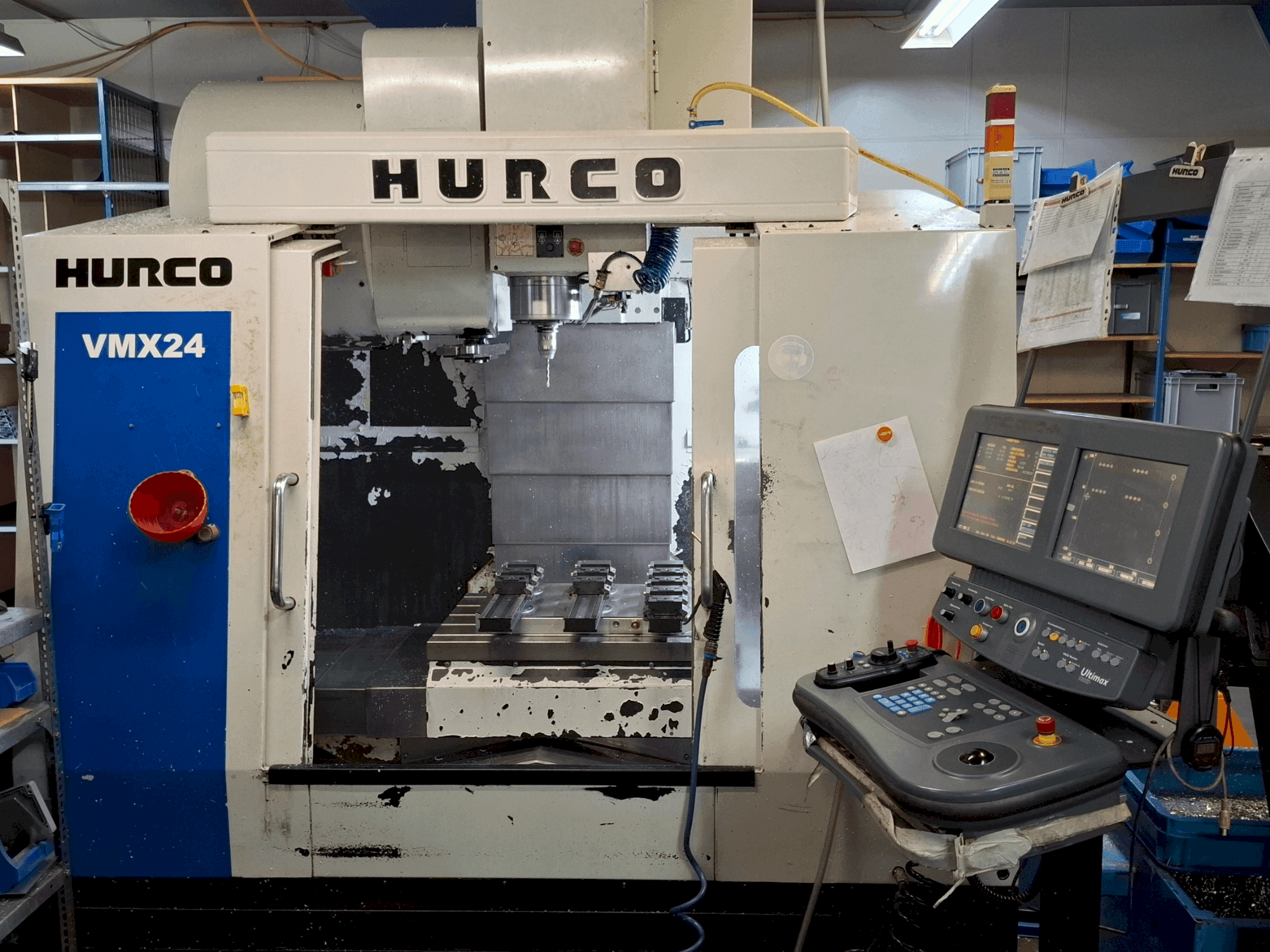 A Hurco VMX24 gép elölnézete