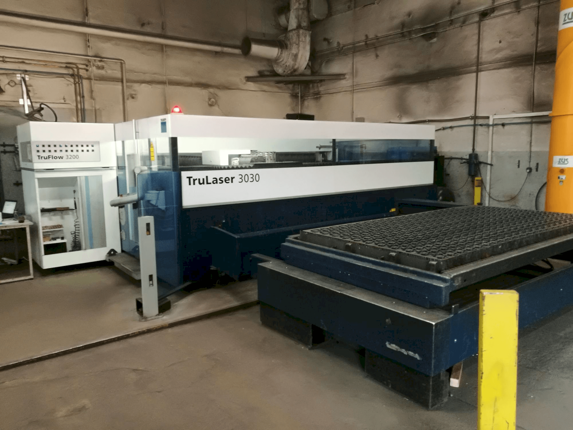 A Trumpf TruLaser 3030 L20 gép elölnézete