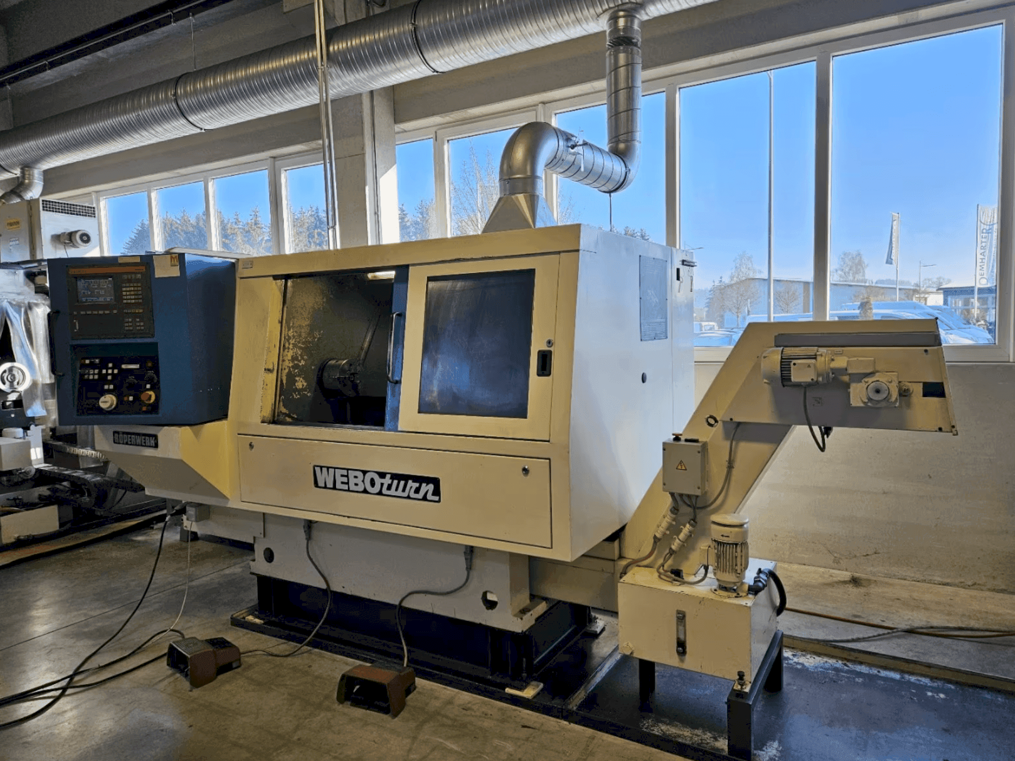 A ROEPERWERK WEBOturn gép elölnézete