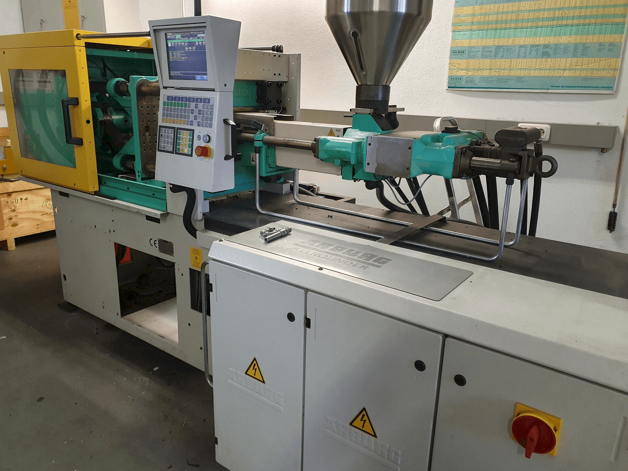 A Arburg Allrounder 320 KS 700-100 gép elölnézete