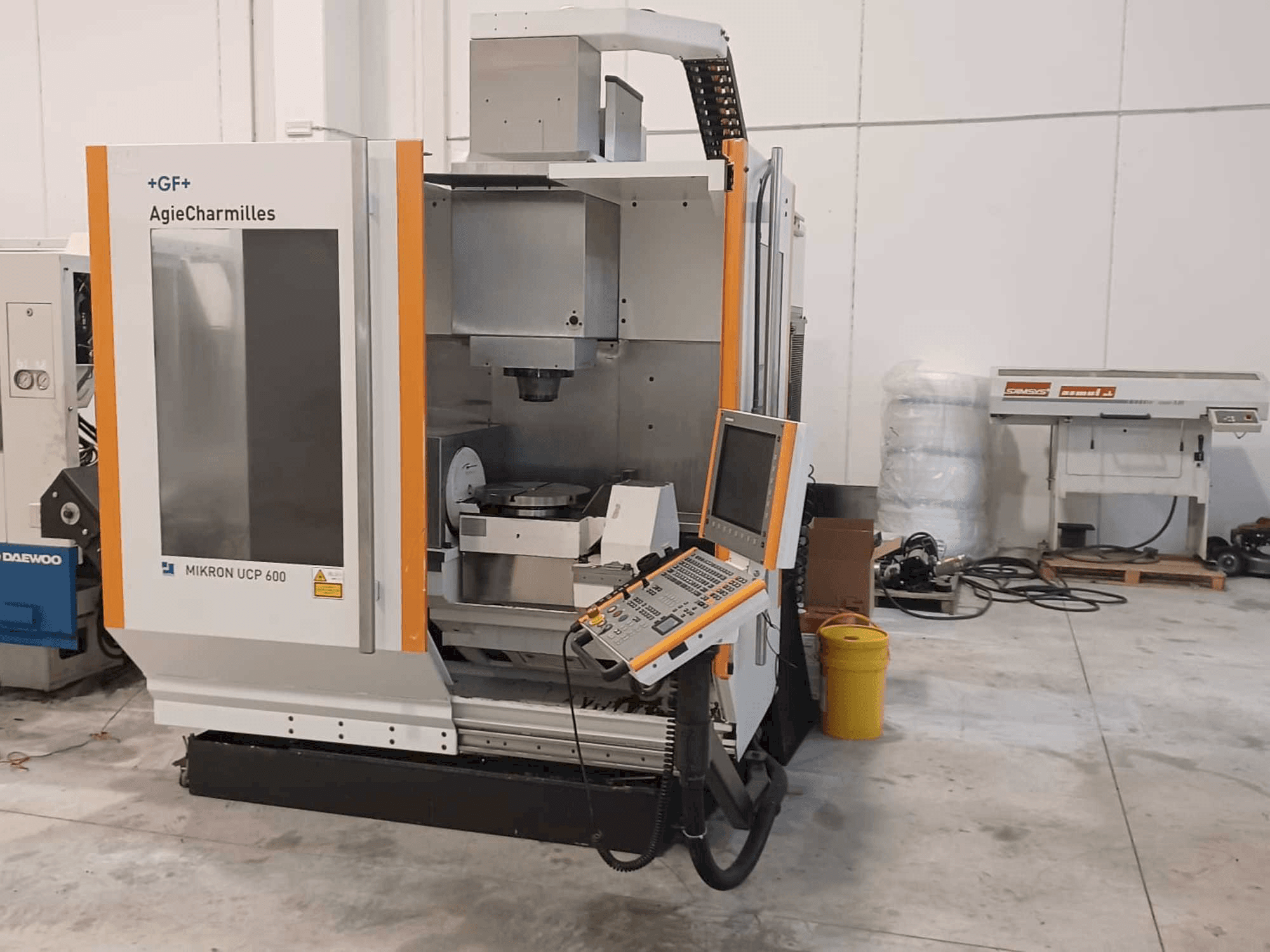 A AgieCharmilles Mikron UCP 600 gép elölnézete