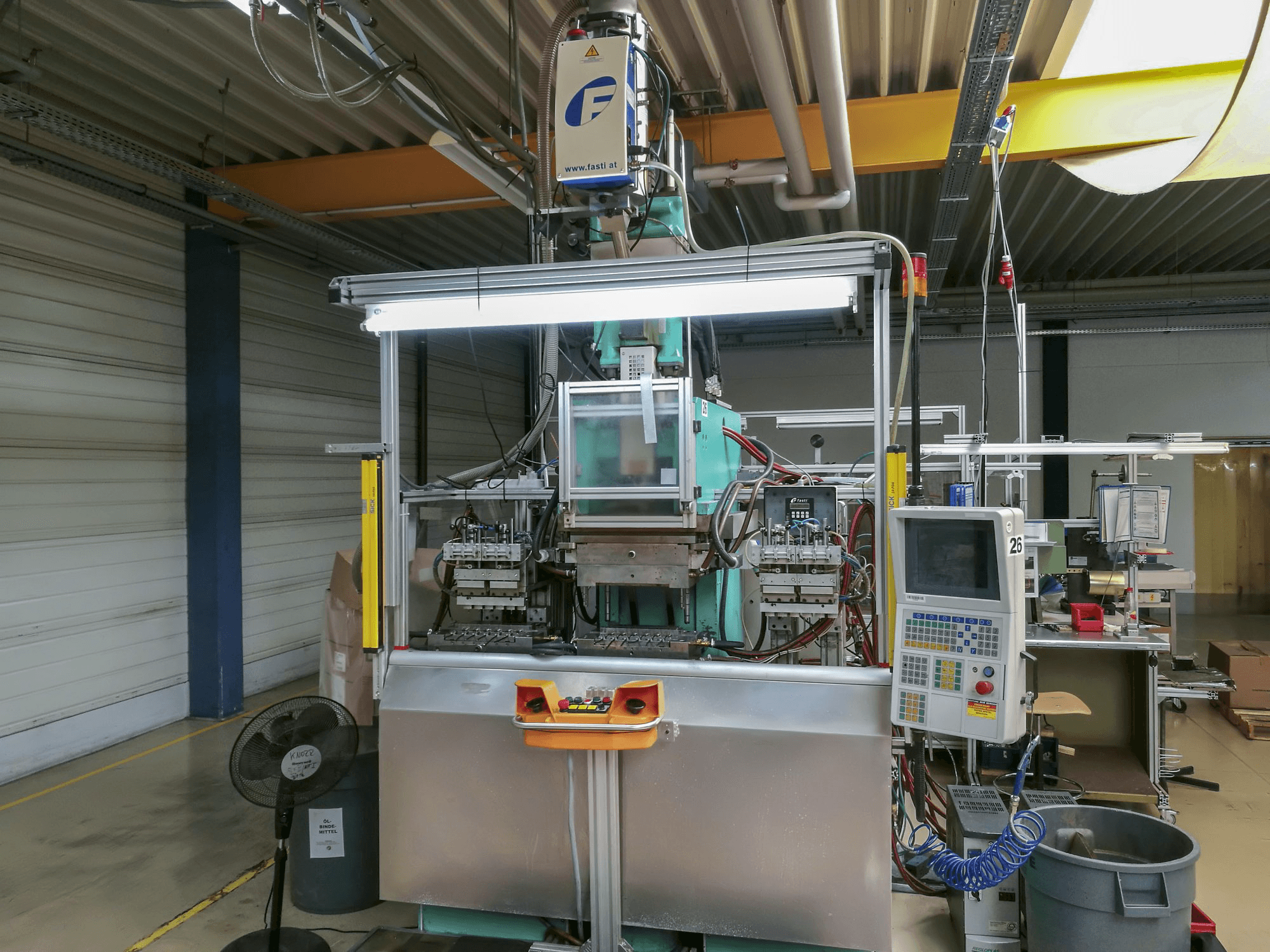 A Arburg 270C 400-100 gép elölnézete