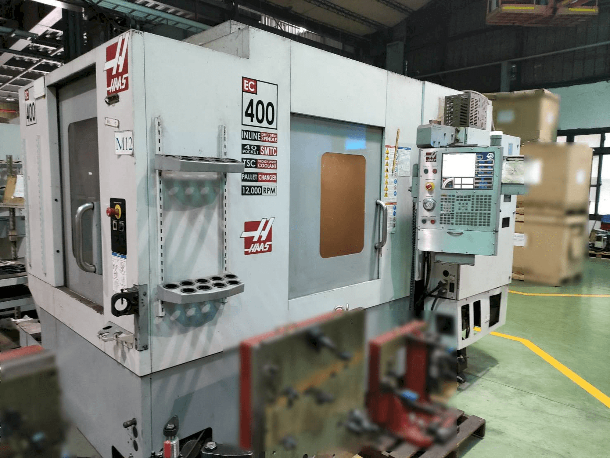 A HAAS EC-400 gép elölnézete