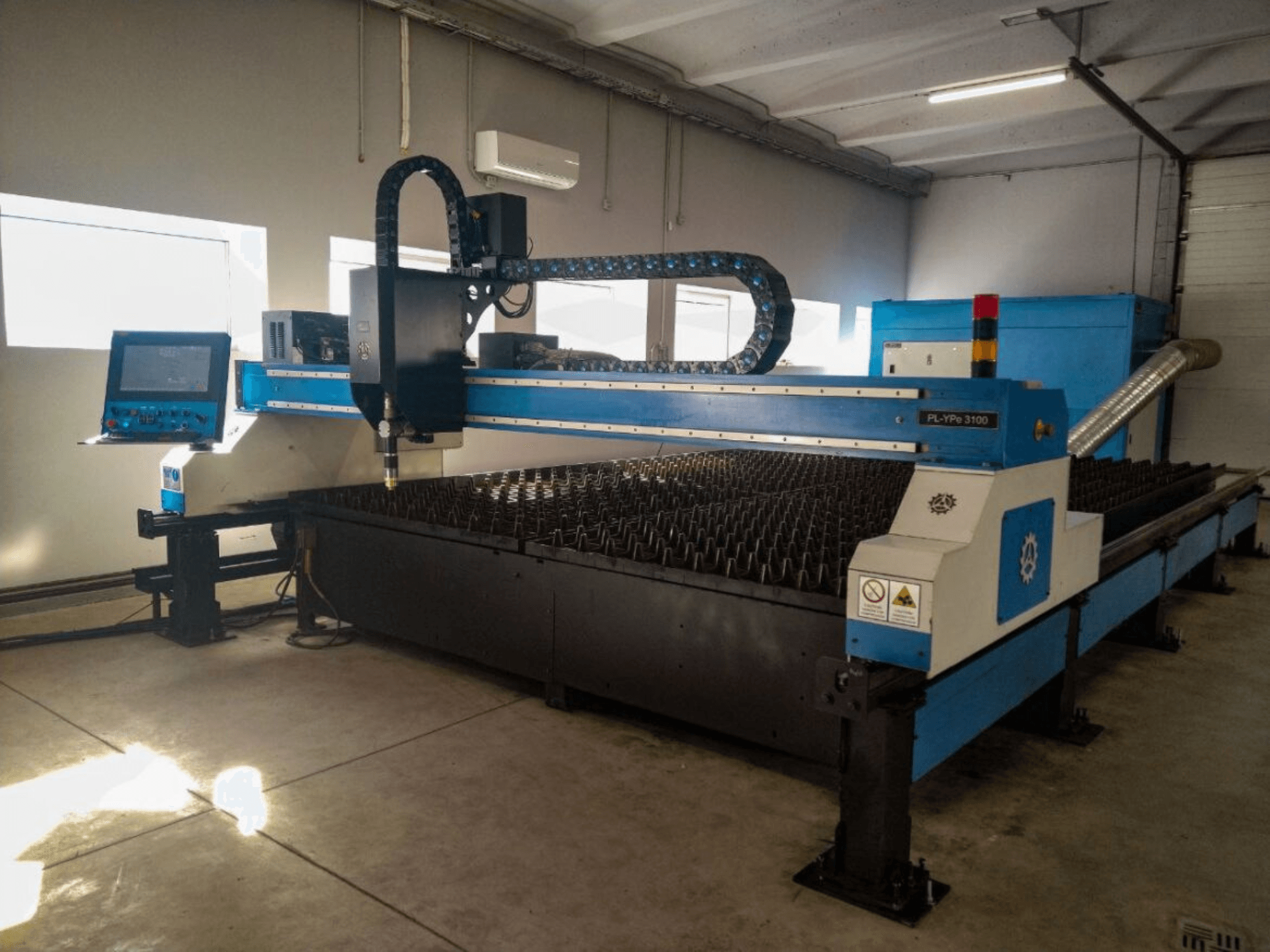 PL-YP© 3100 CNC-vágógép kijelzővel, elölnézetben, fémvágó ágy és precíz fúvóka-vezető rendszer.