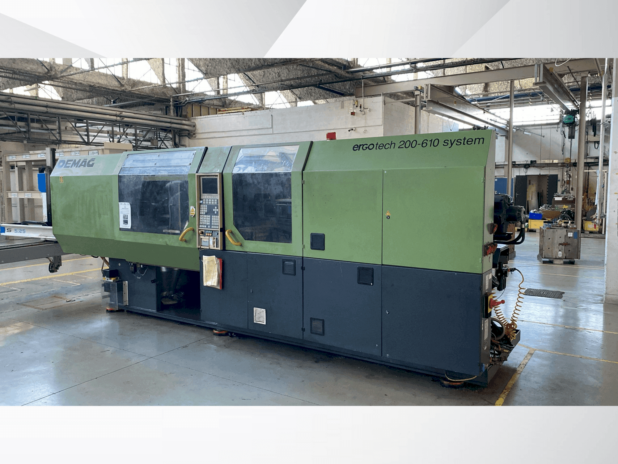 A DEMAG Ergotech Sytem 200-610 gép elölnézete