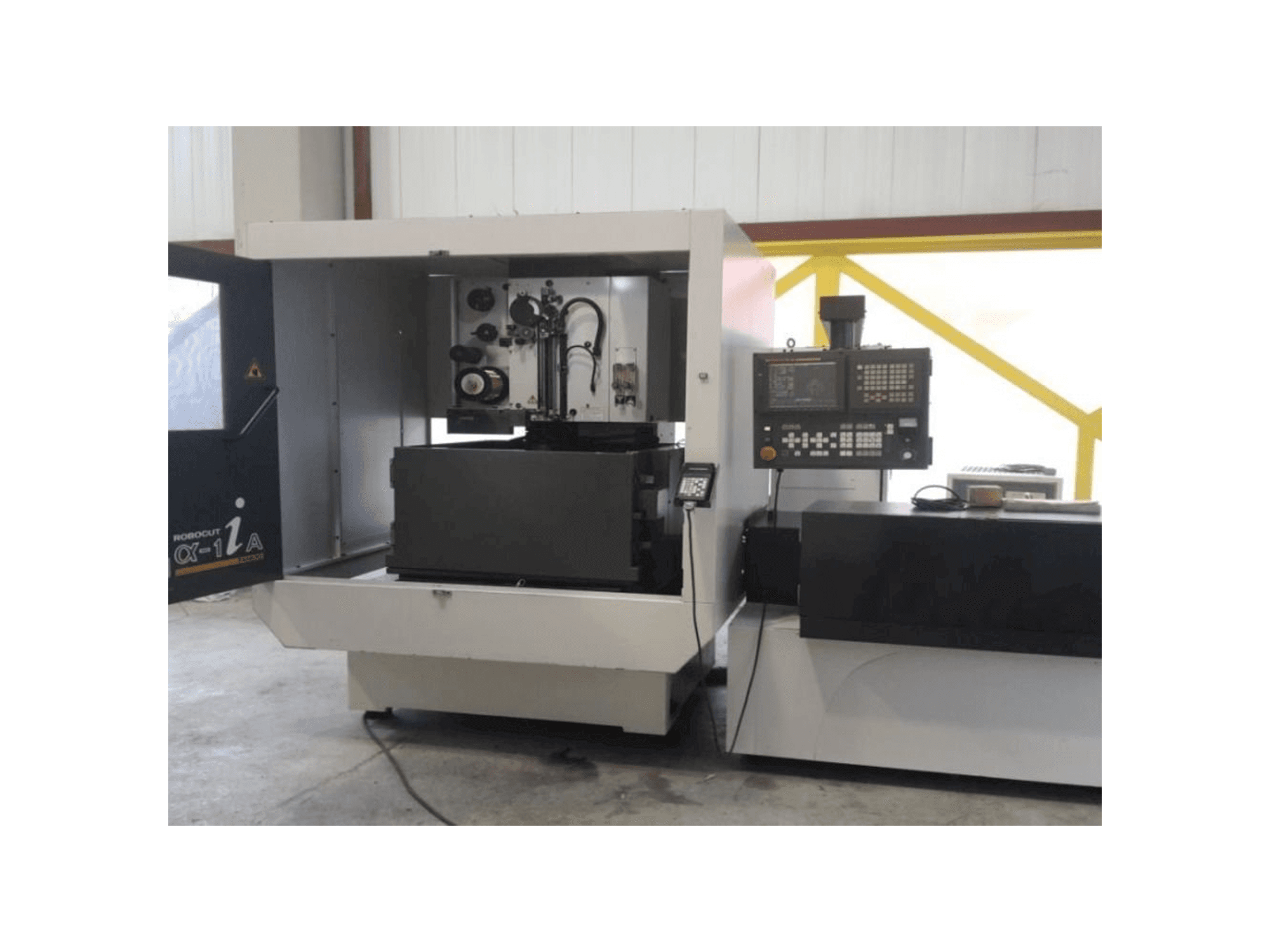 A FANUC Robocut α-1iA gép elölnézete