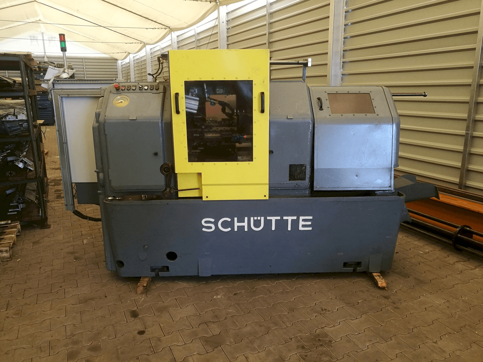 A Schuette SE 16 gép elölnézete