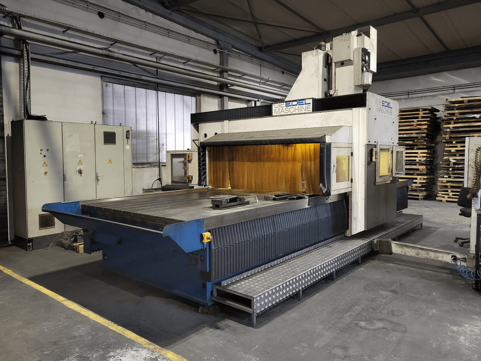 Gantry marógép EDEL Koordimatic XL 4020, elölnézet, nagy munkaasztal és vezérlőegység ipari környezetben.