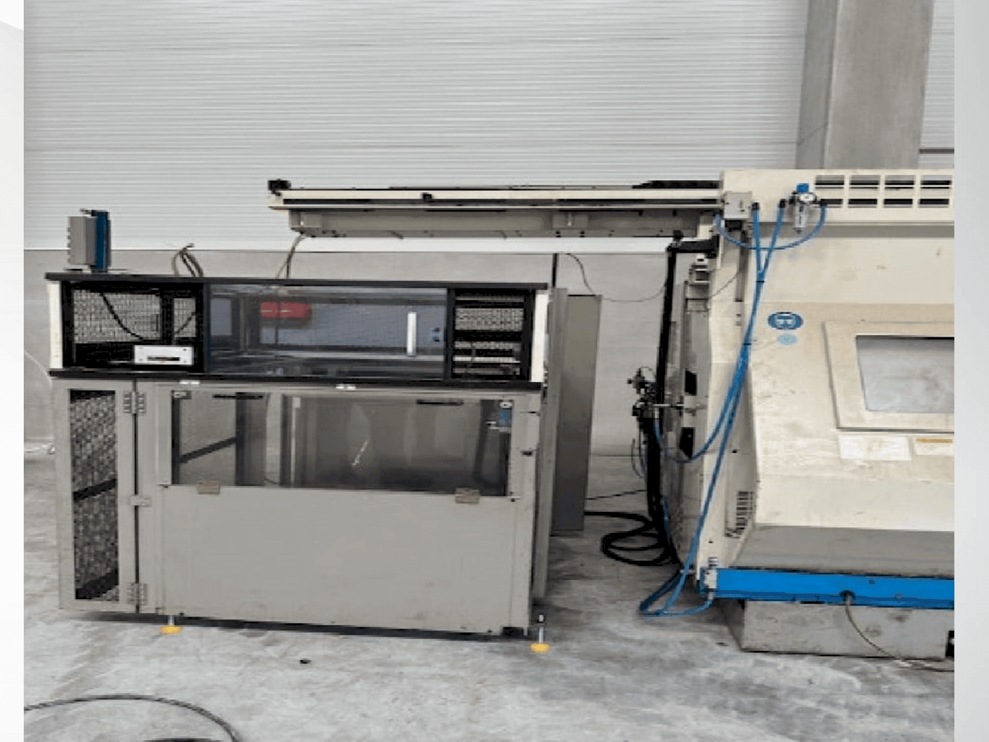 A Okuma LT 10-M gép elölnézete