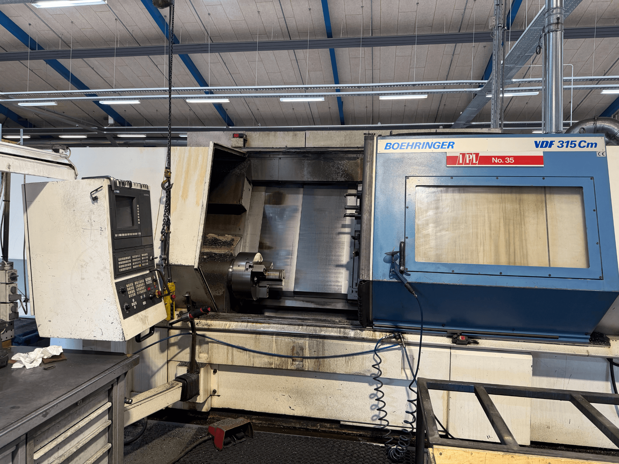 A BOEHRINGER VDF 315 CM vízszintes esztergagép elülső nézete, vezérlőpult és nyitott megmunkálási terület.