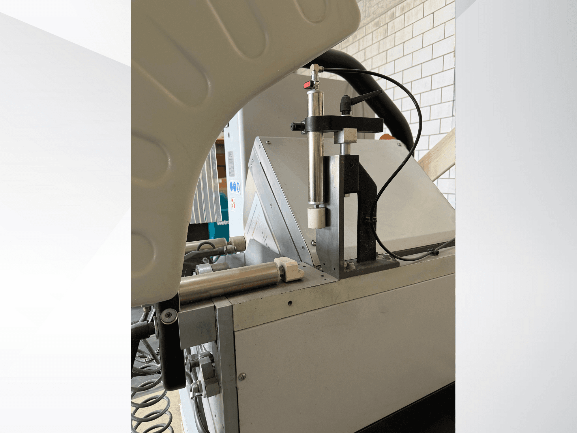 Közelkép egy precíziós adagológépről, függőleges fecskendővel, látható márkajelzéssel és előlapi vezérlőpanellel.