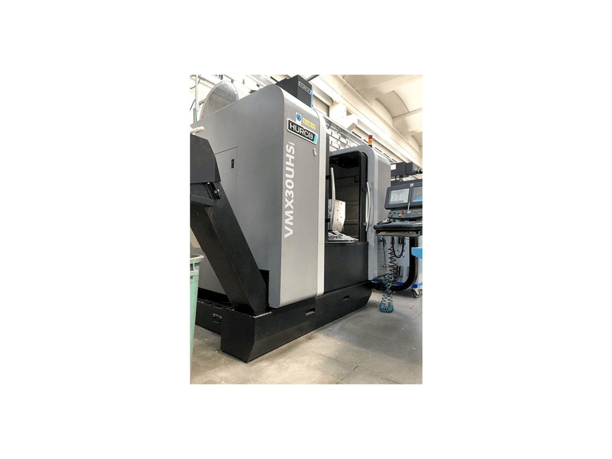 A Hurco VMX30 UHSi gép elölnézete