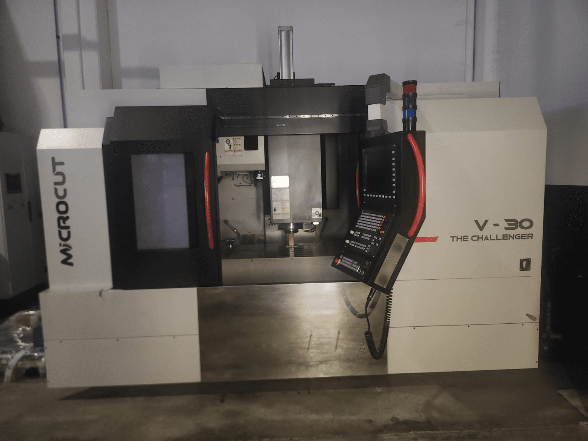 Microcut V-30 A Challenger CNC-gép, előlnézet, a vezérlőpanel, a vágási terület és az ipari formatervezési elemek.
