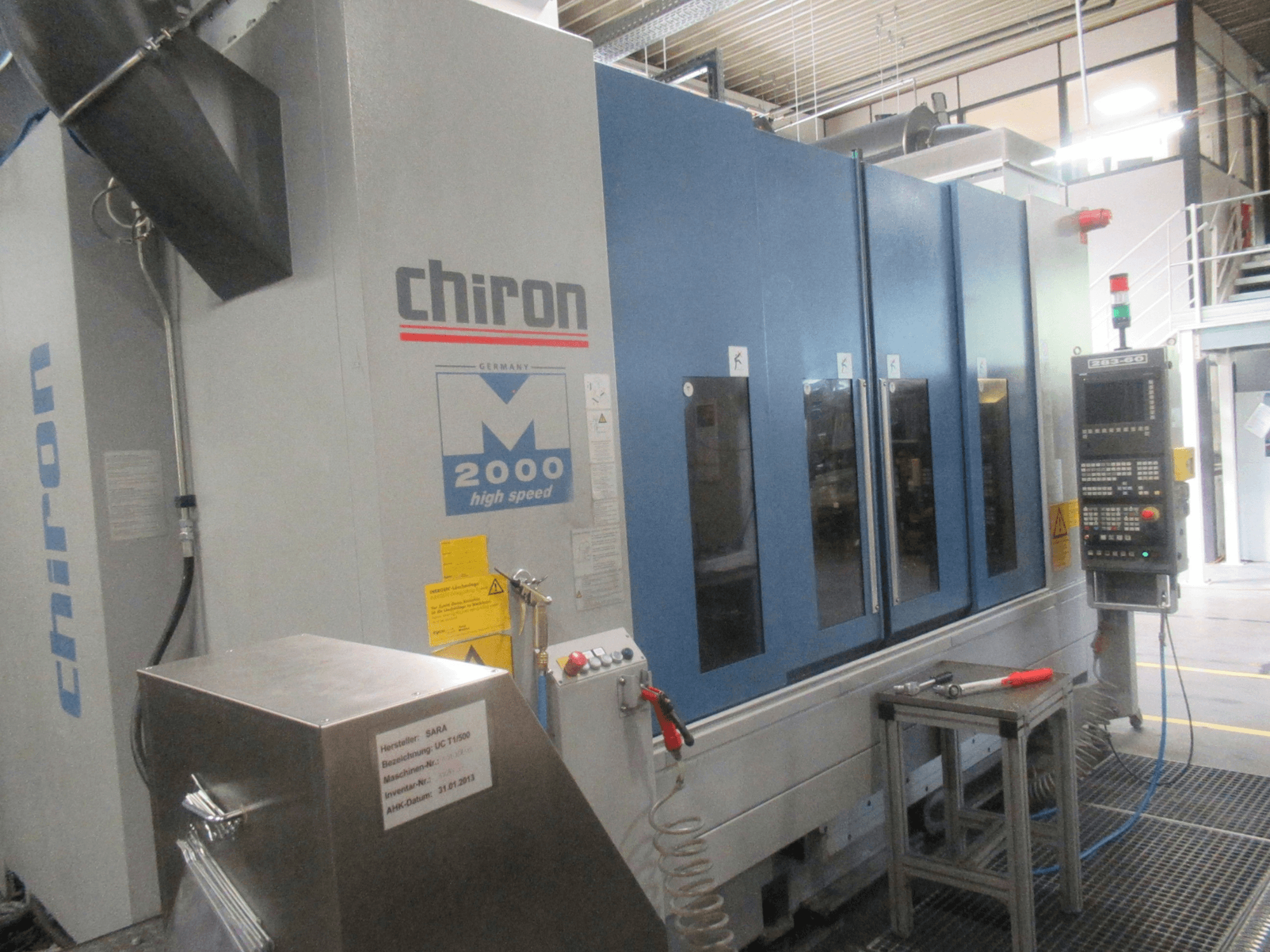 CHIRON Mill 2000 függőleges megmunkáló központ, elölnézet a kezelőpanellel, kék kivitelben, a nagy sebességű funkciók jól láthatóak.