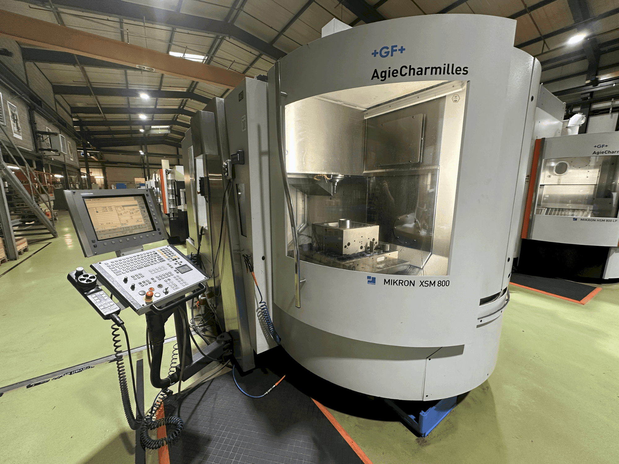 A +GF+ AgieCharmilles Mikron XSM 800 gép elölnézete