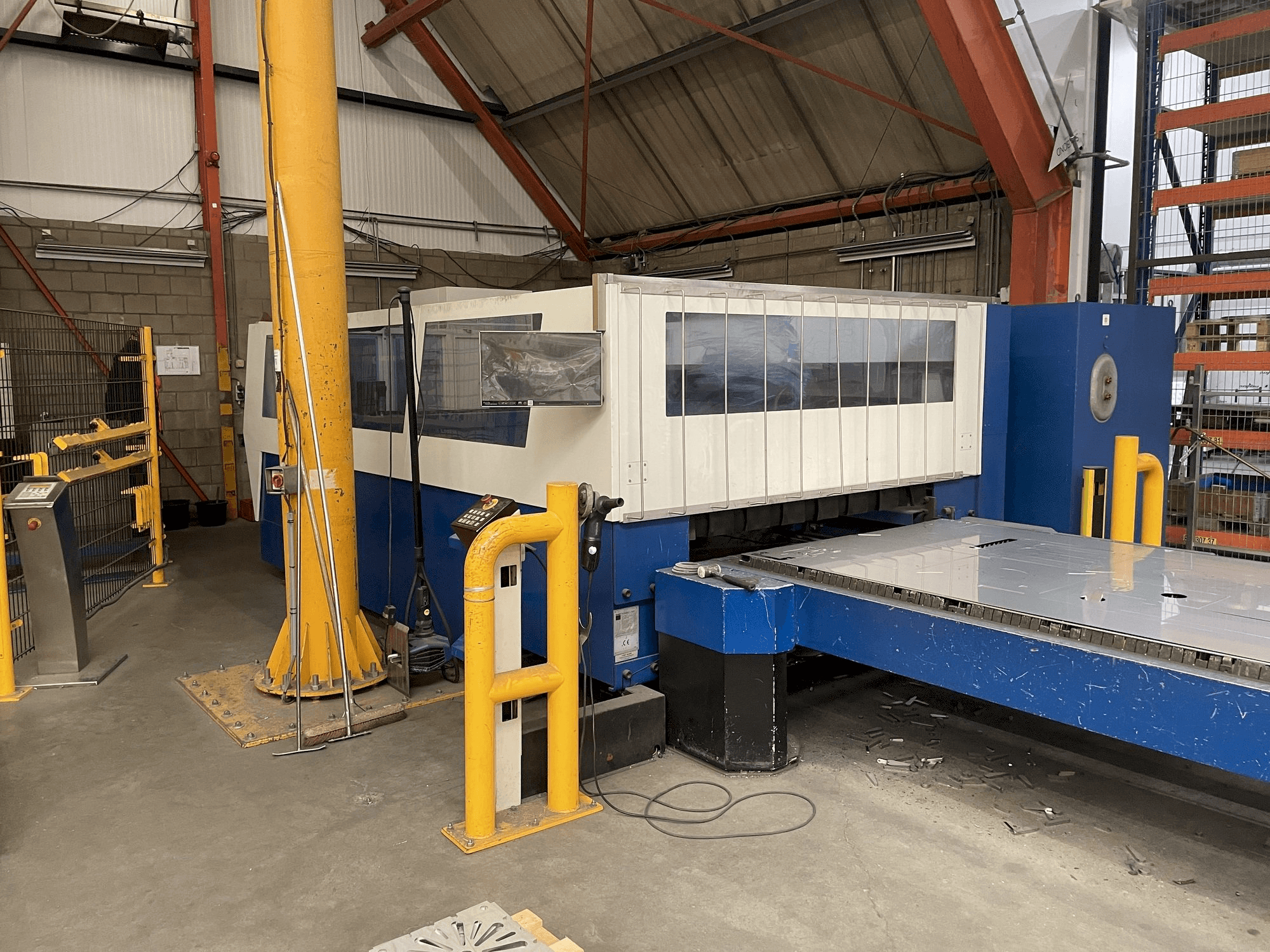 A Trumpf Trumatic L3050 5kW gép elölnézete
