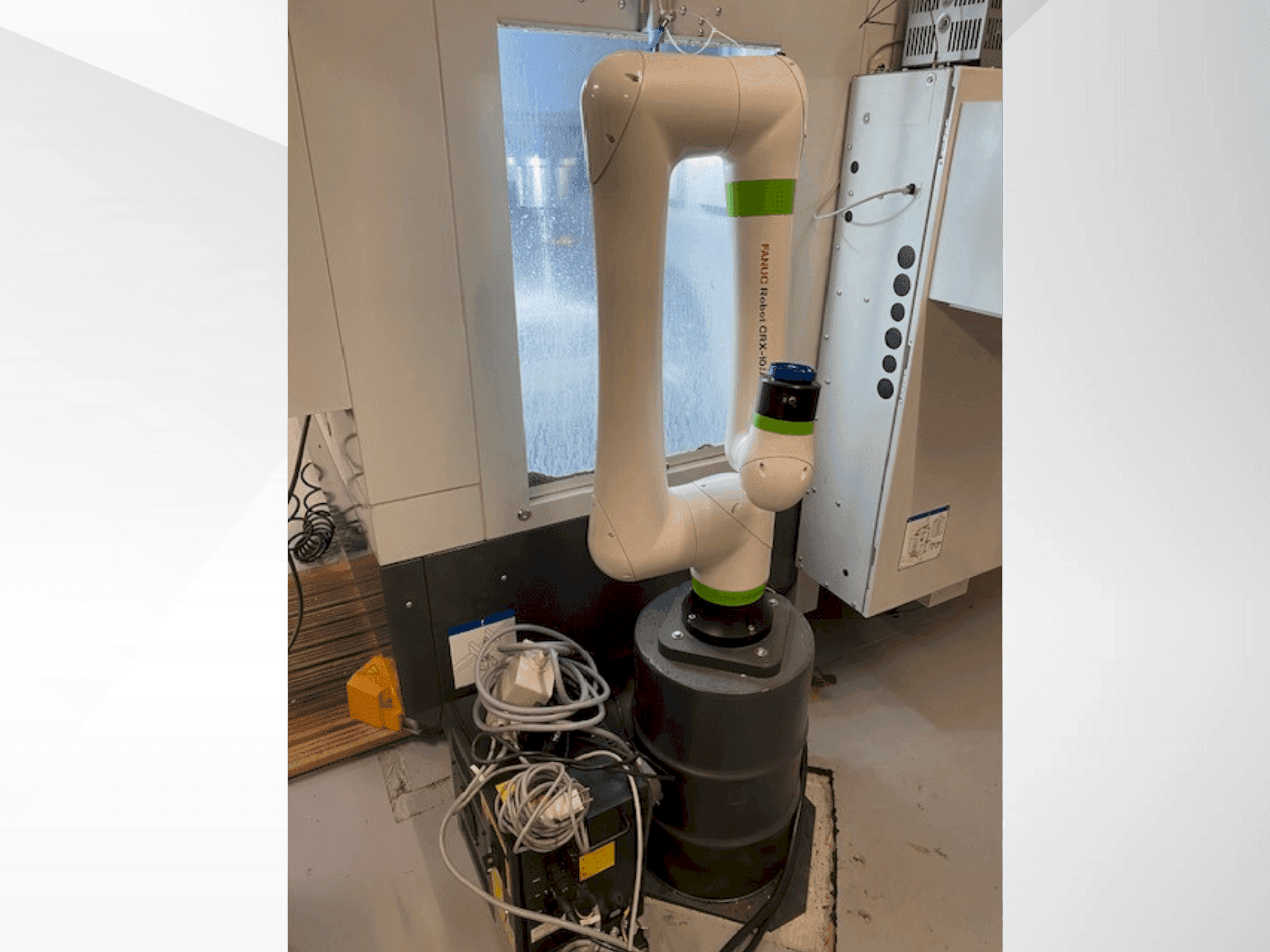 A FANUC CRX10iA gép elölnézete