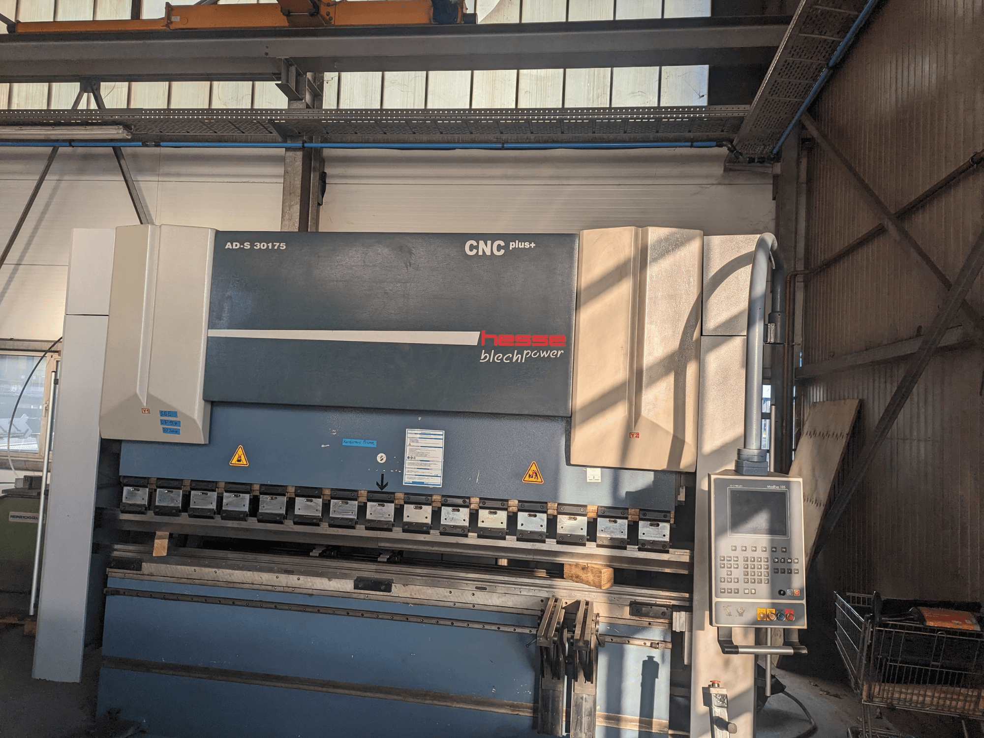 Hesse AD-S 30175 CNC hajlítógép, elölnézet, vezérlőpanel és szerszámok, műhelykörnyezetben.