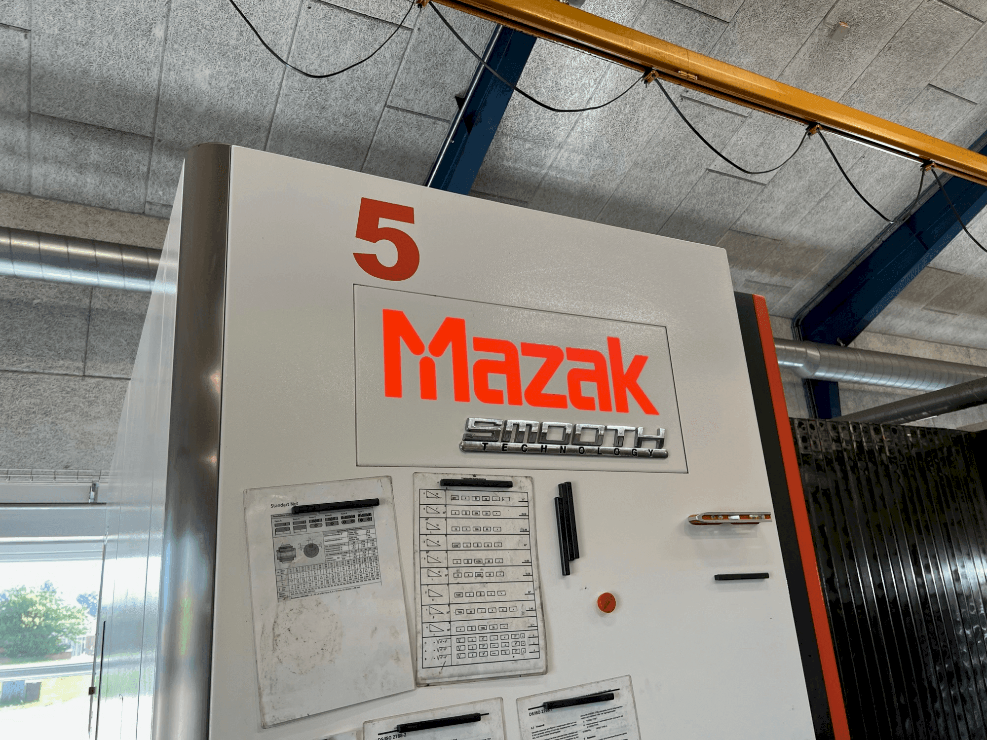 A Mazak VTC-530C gép elölnézete